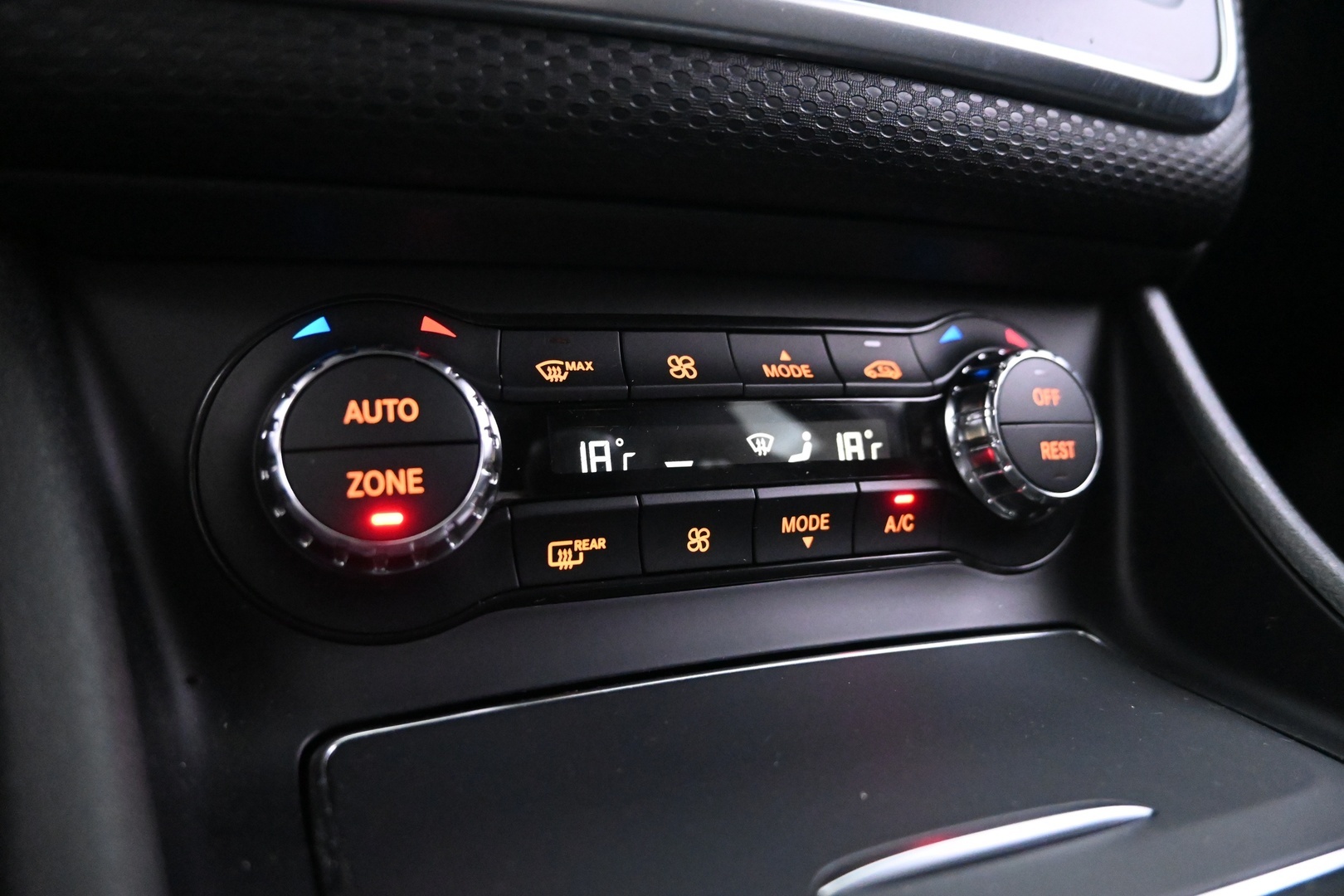 MERCEDES-BENZ A 2016