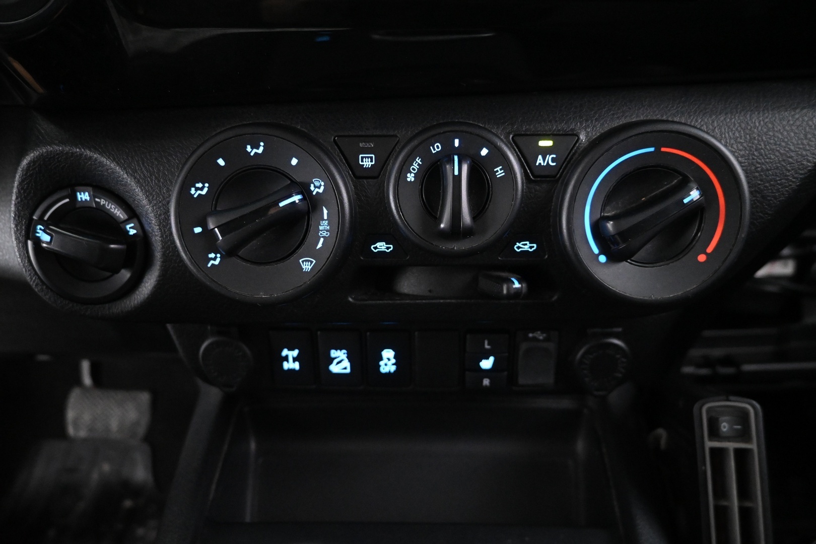TOYOTA Hilux 2016