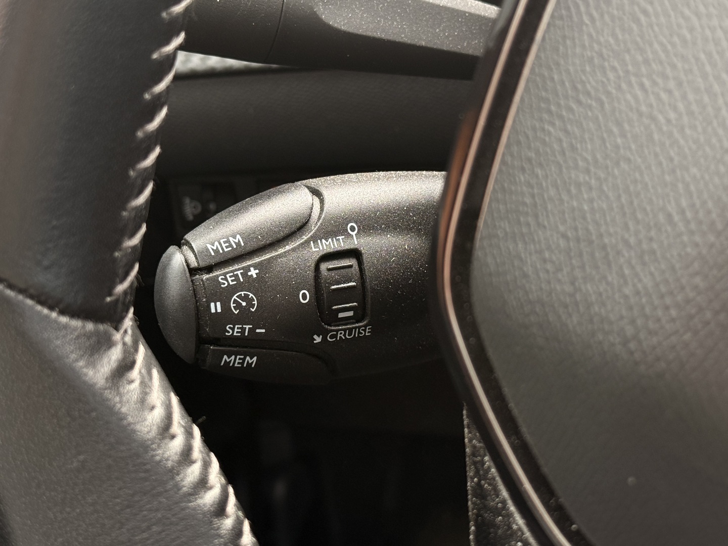PEUGEOT e-208 2020
