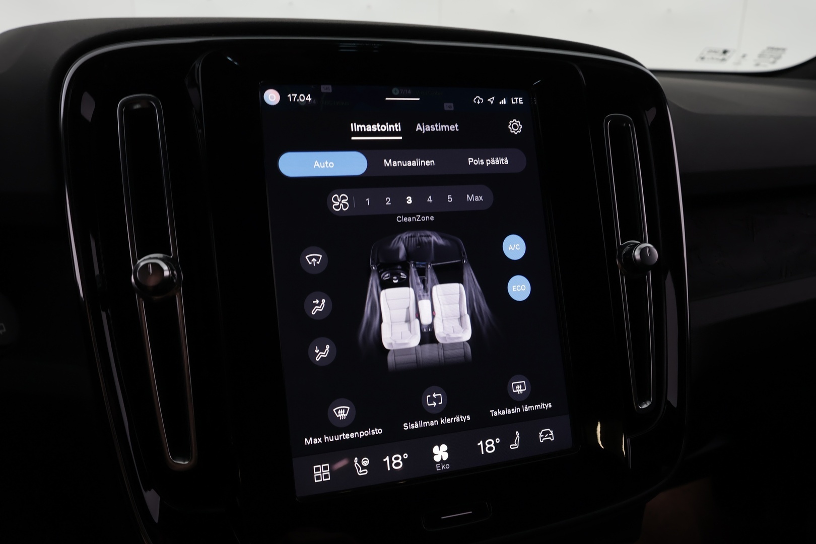 VOLVO XC40 2023