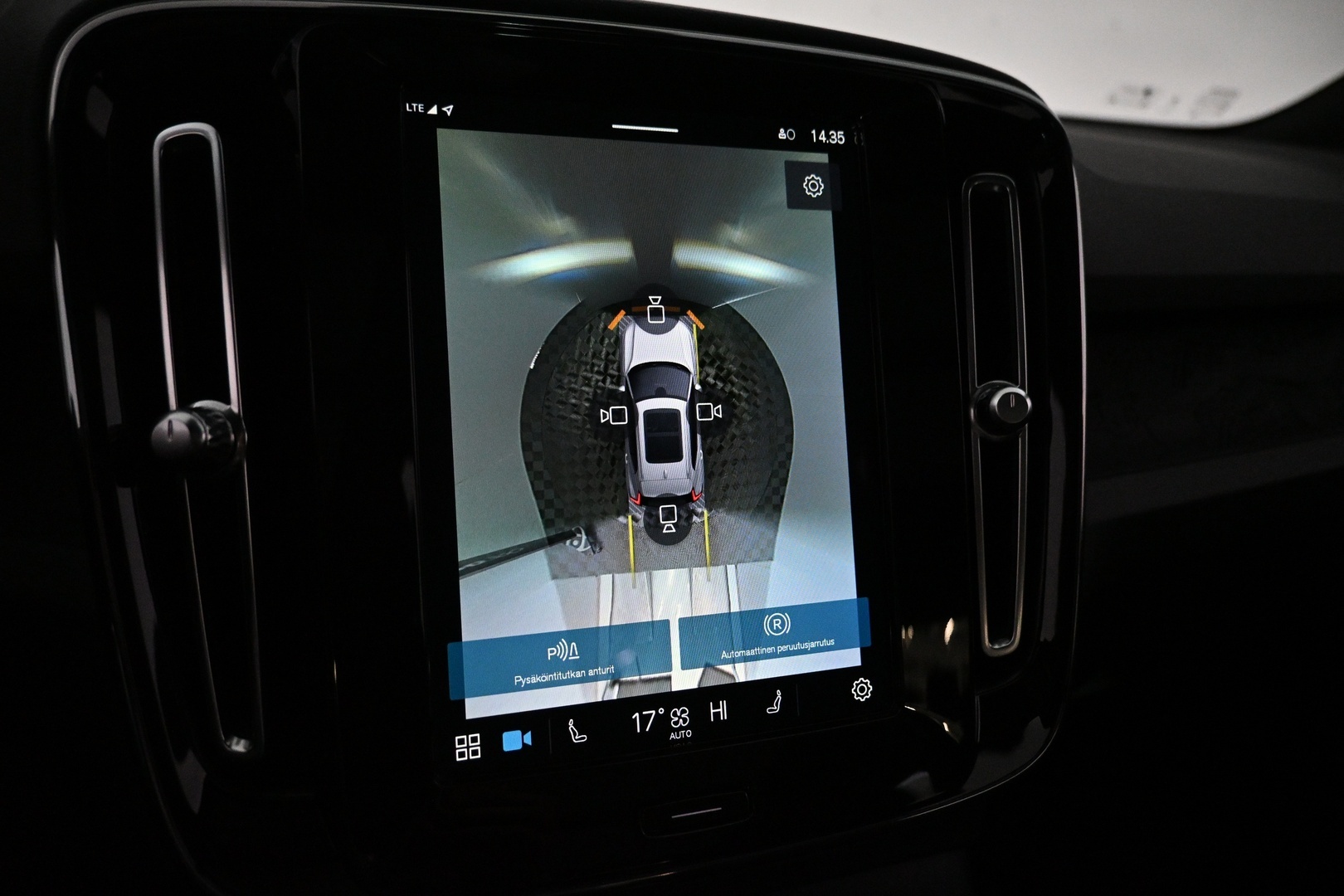 VOLVO XC40 2023