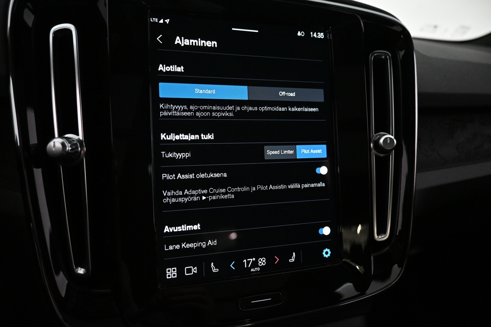 VOLVO XC40 2023