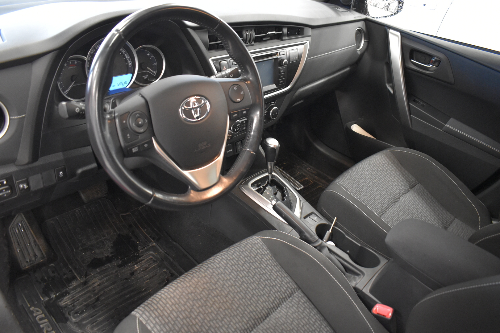 TOYOTA Auris 2015
