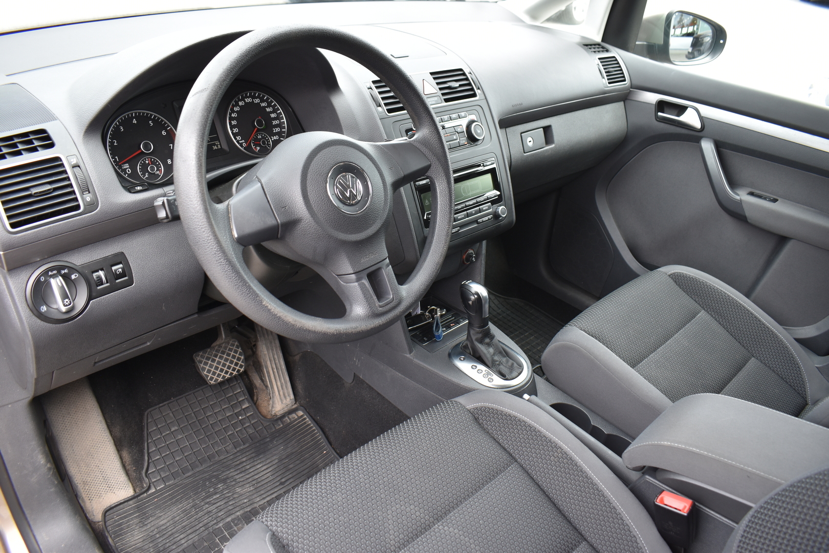 VOLKSWAGEN Touran 2012