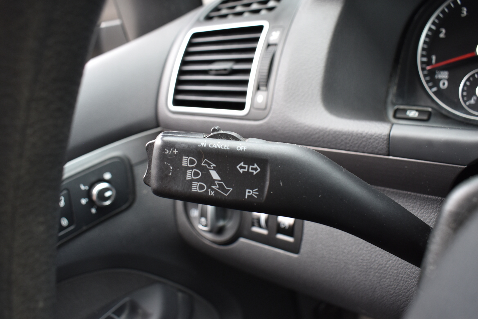 VOLKSWAGEN Touran 2012