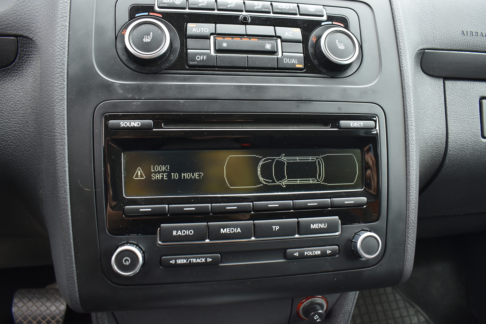 VOLKSWAGEN Touran 2012