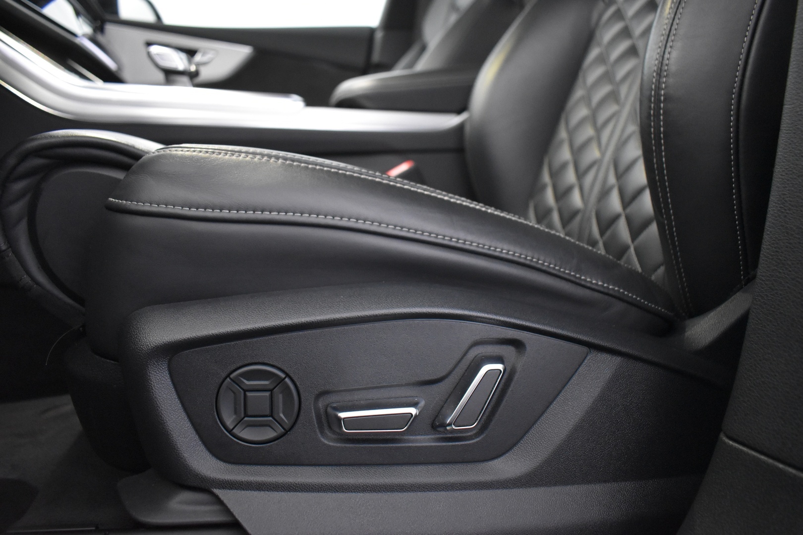 AUDI Q8 2021