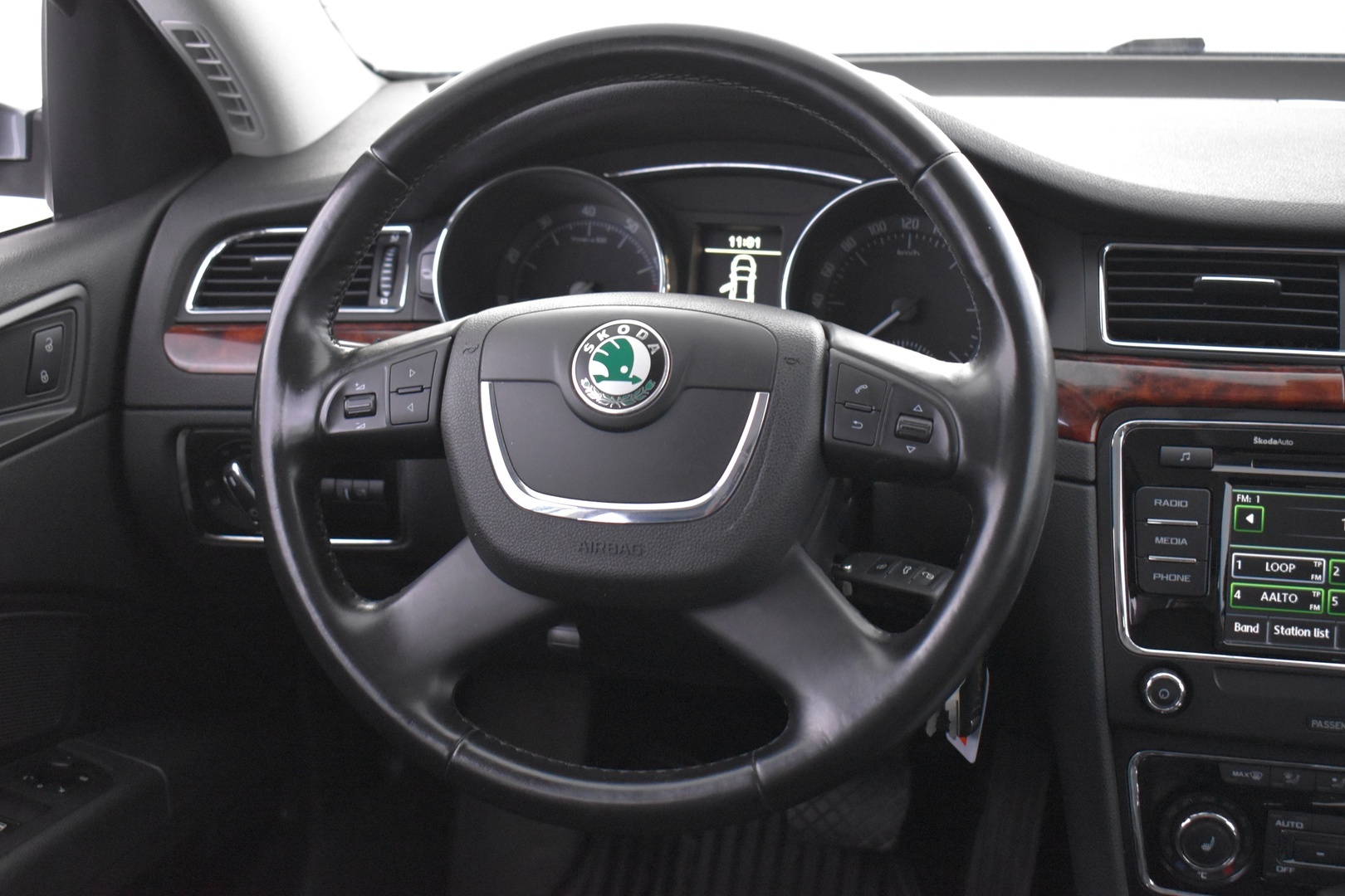 SKODA Superb 2011
