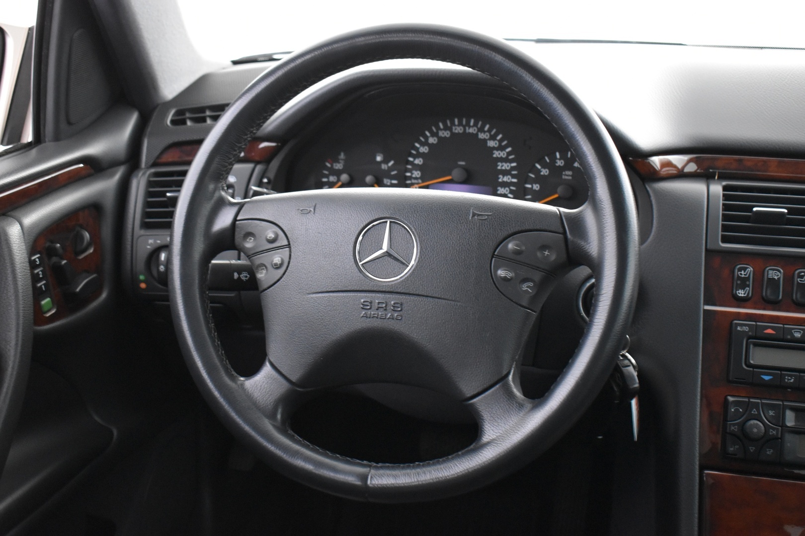 MERCEDES-BENZ E 1999