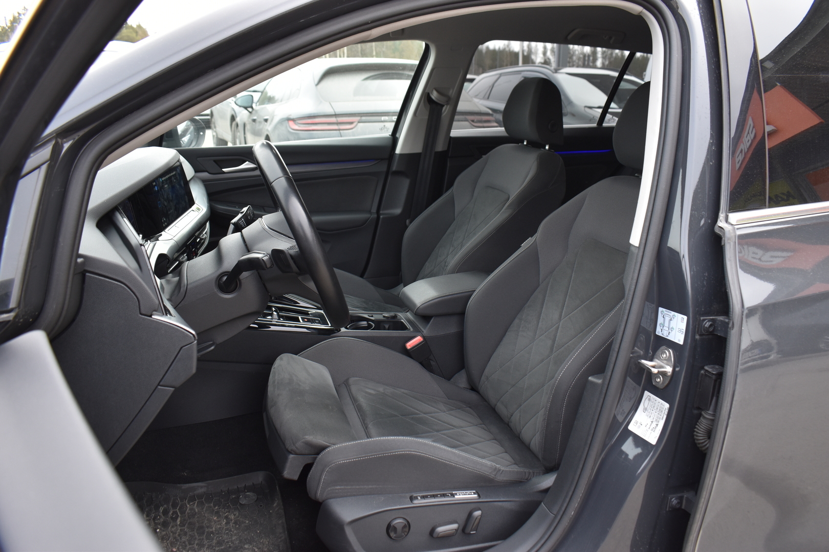 VOLKSWAGEN Golf 2023