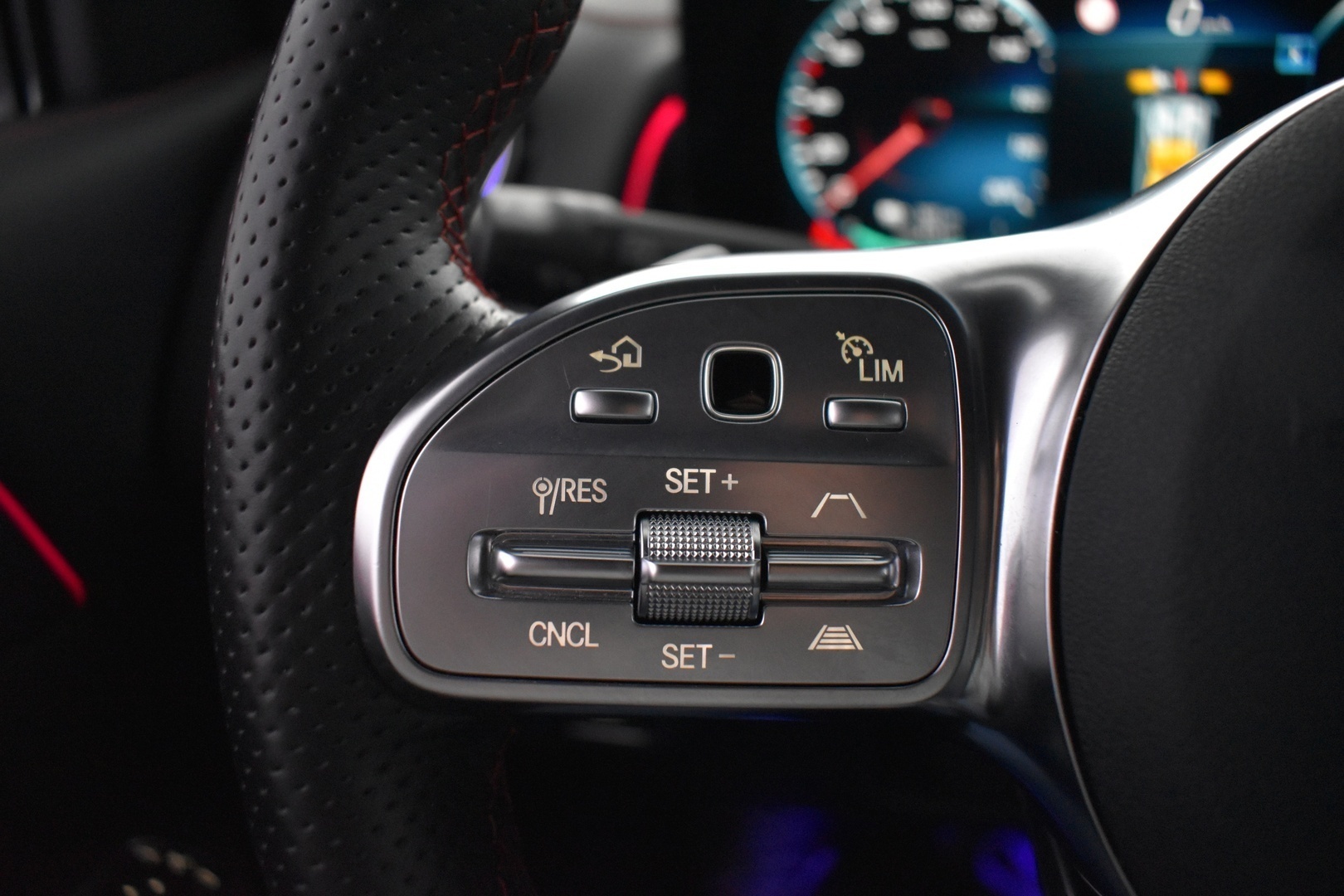 MERCEDES-BENZ EQB 2023