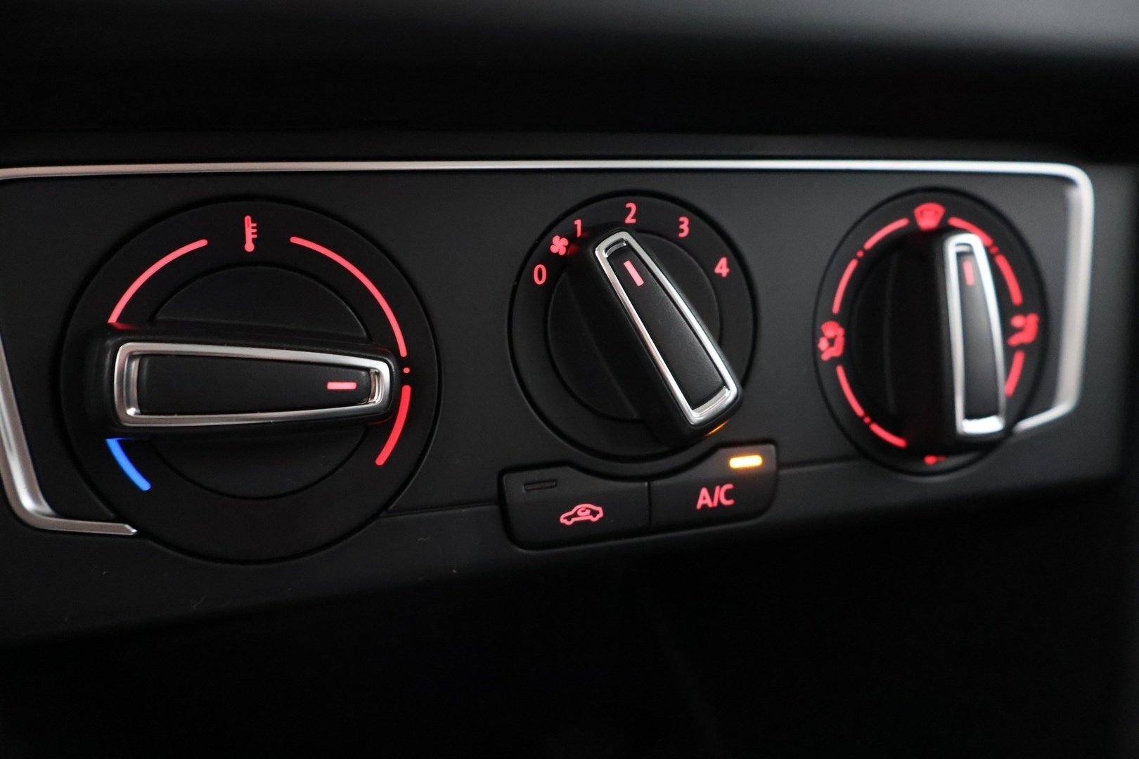 VOLKSWAGEN Polo 2016