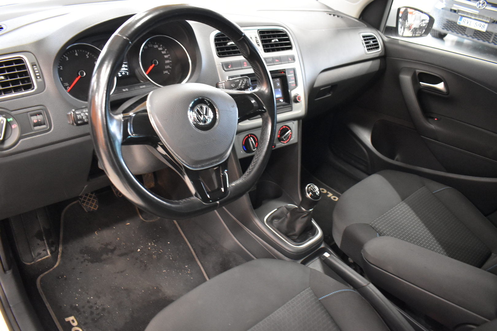 VOLKSWAGEN Polo 2016