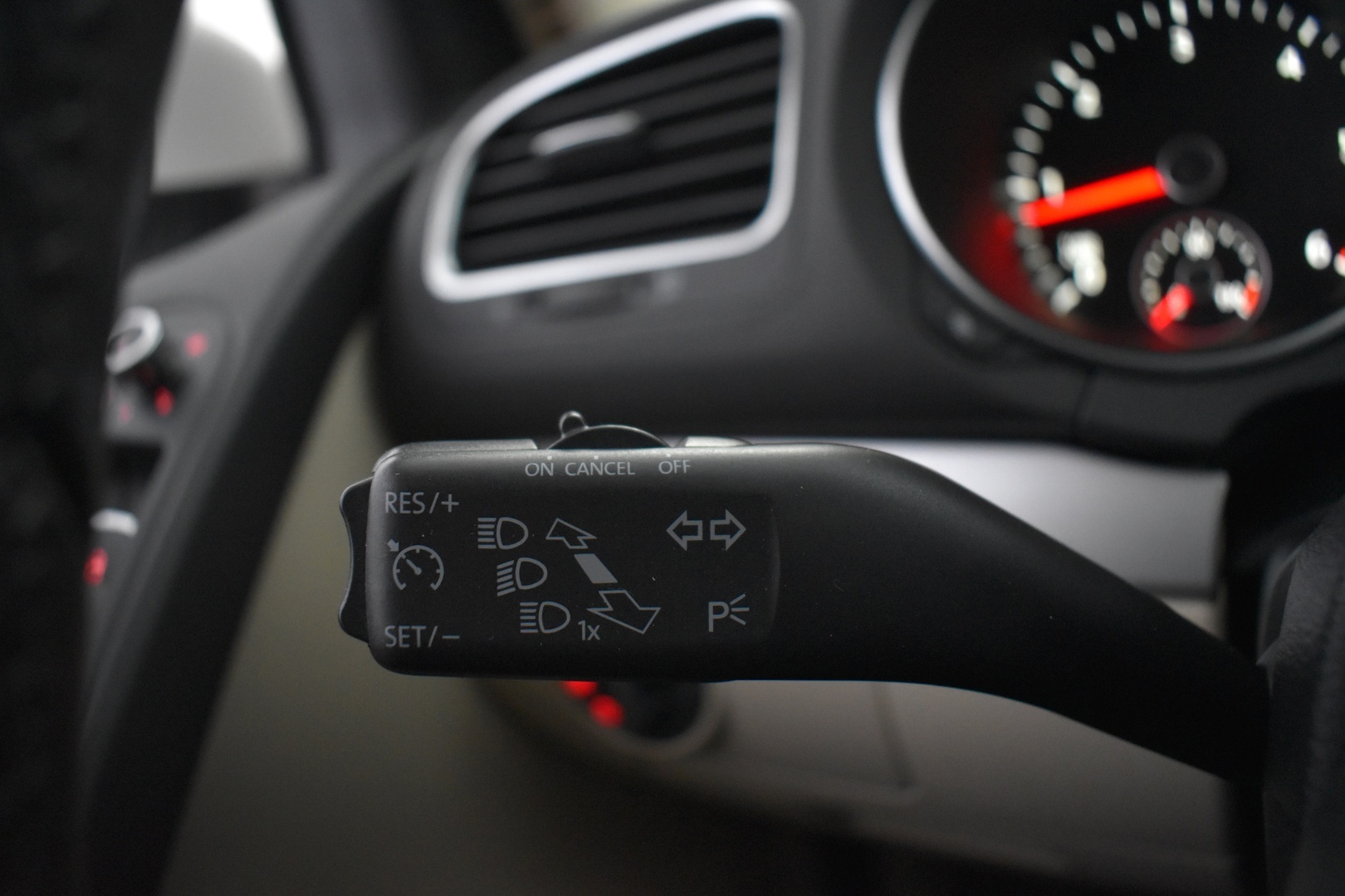 VOLKSWAGEN Golf 2012
