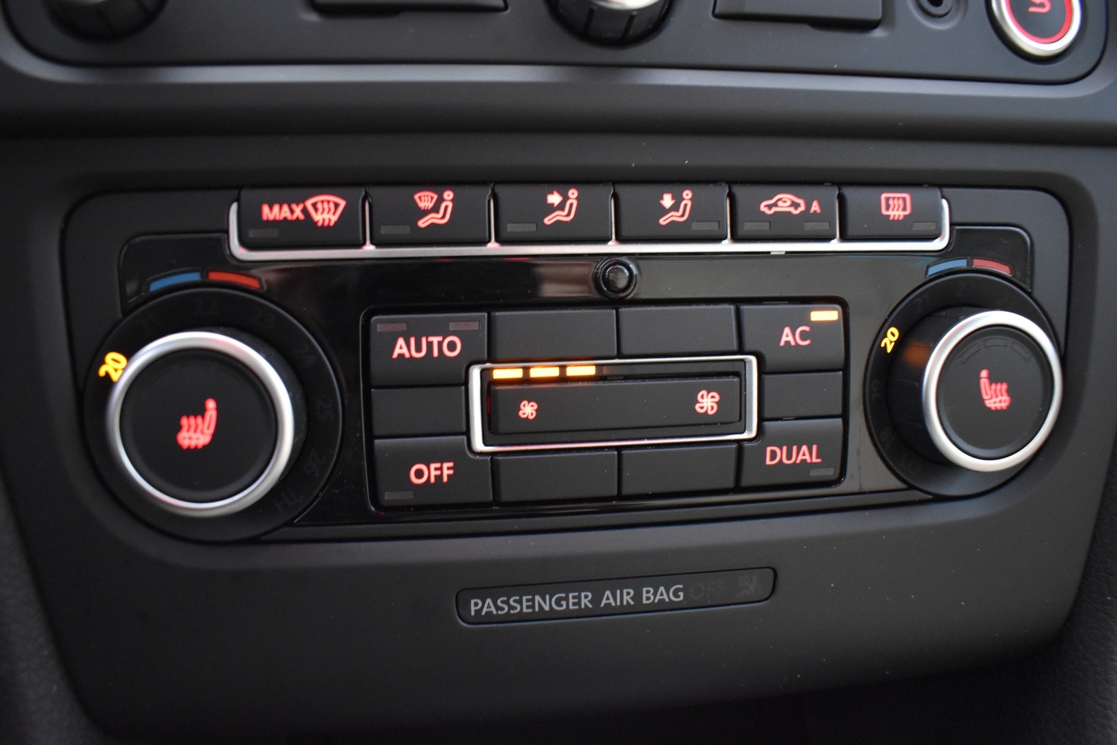 VOLKSWAGEN Golf 2012