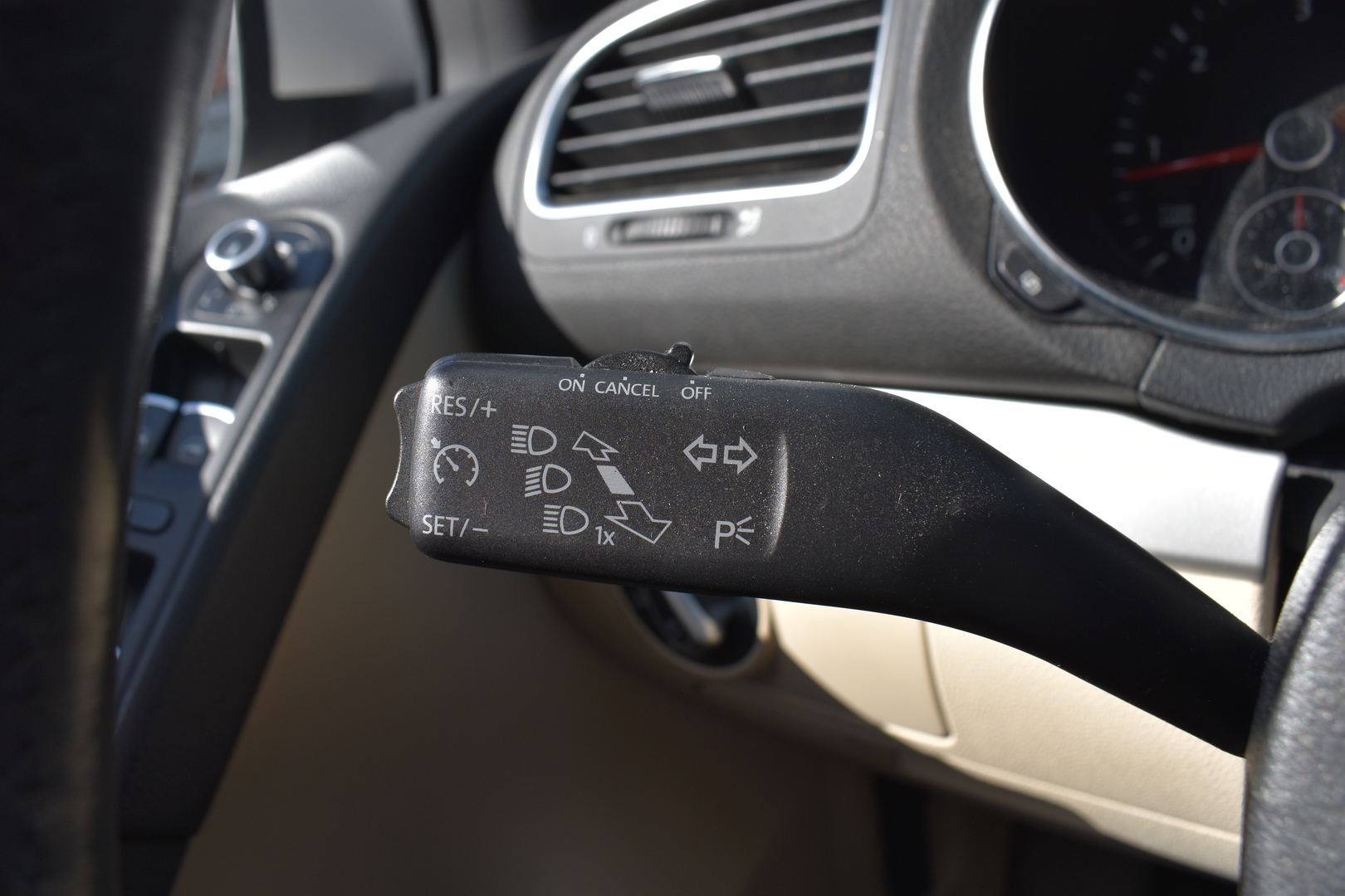 VOLKSWAGEN Golf 2012