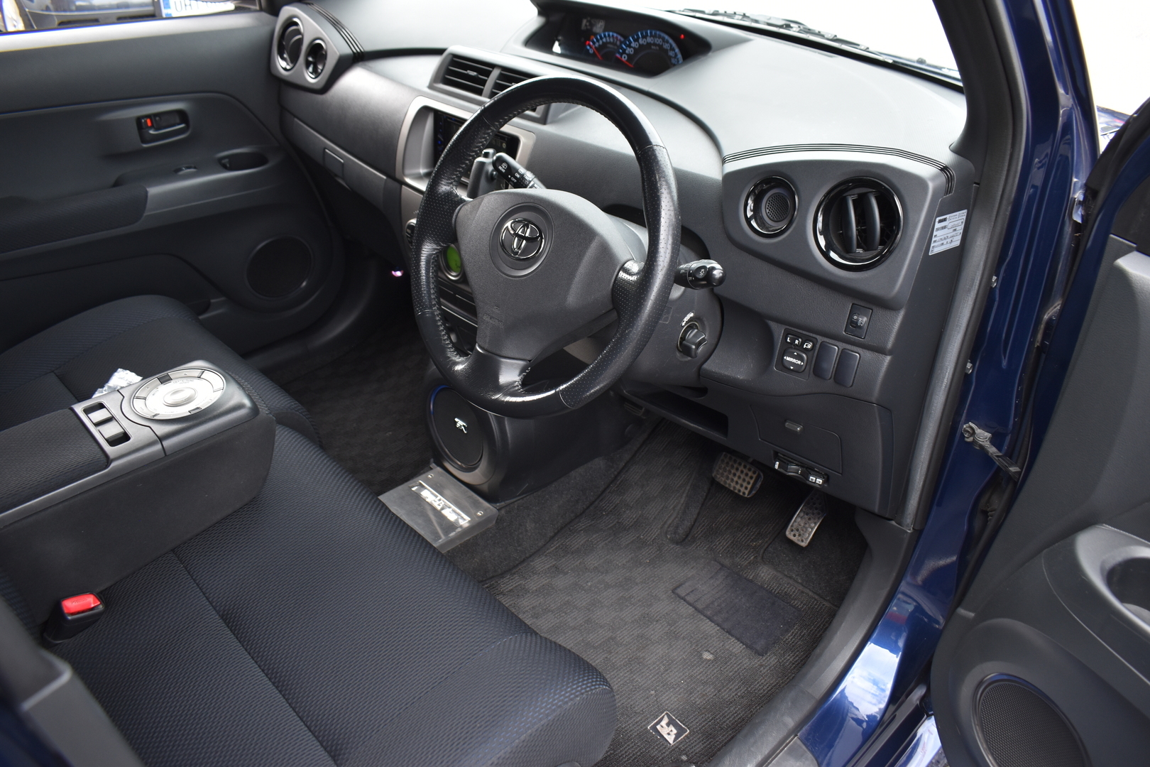 TOYOTA bB 2006