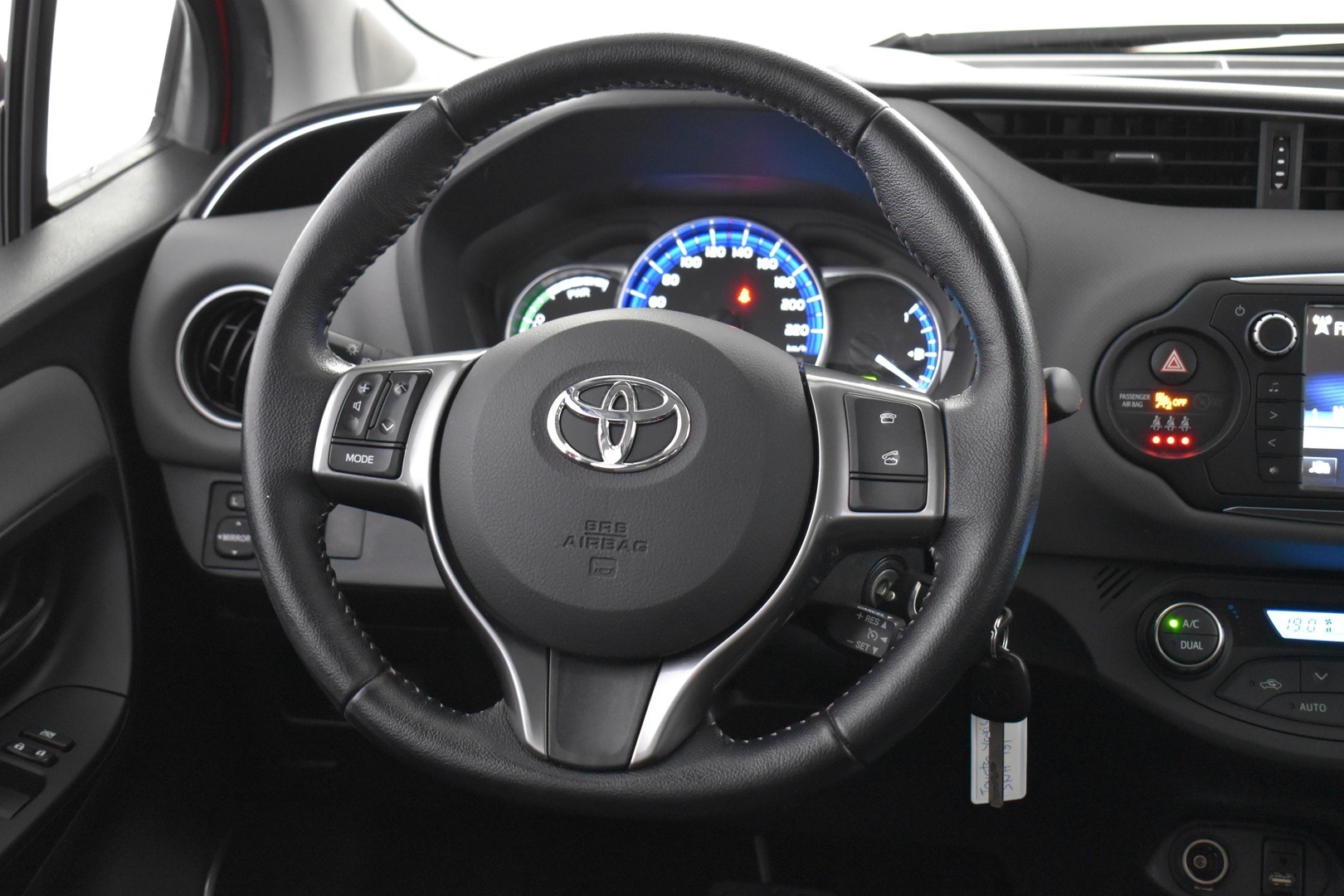 TOYOTA Yaris 2015