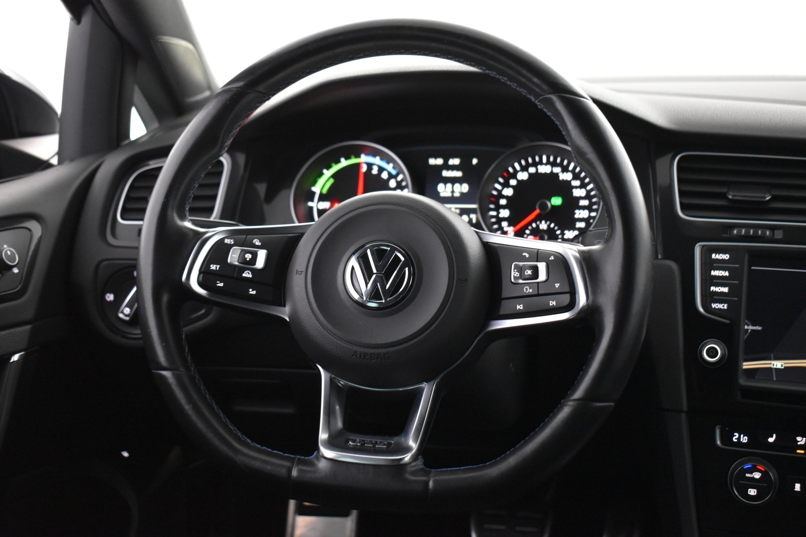 VOLKSWAGEN Golf 2016