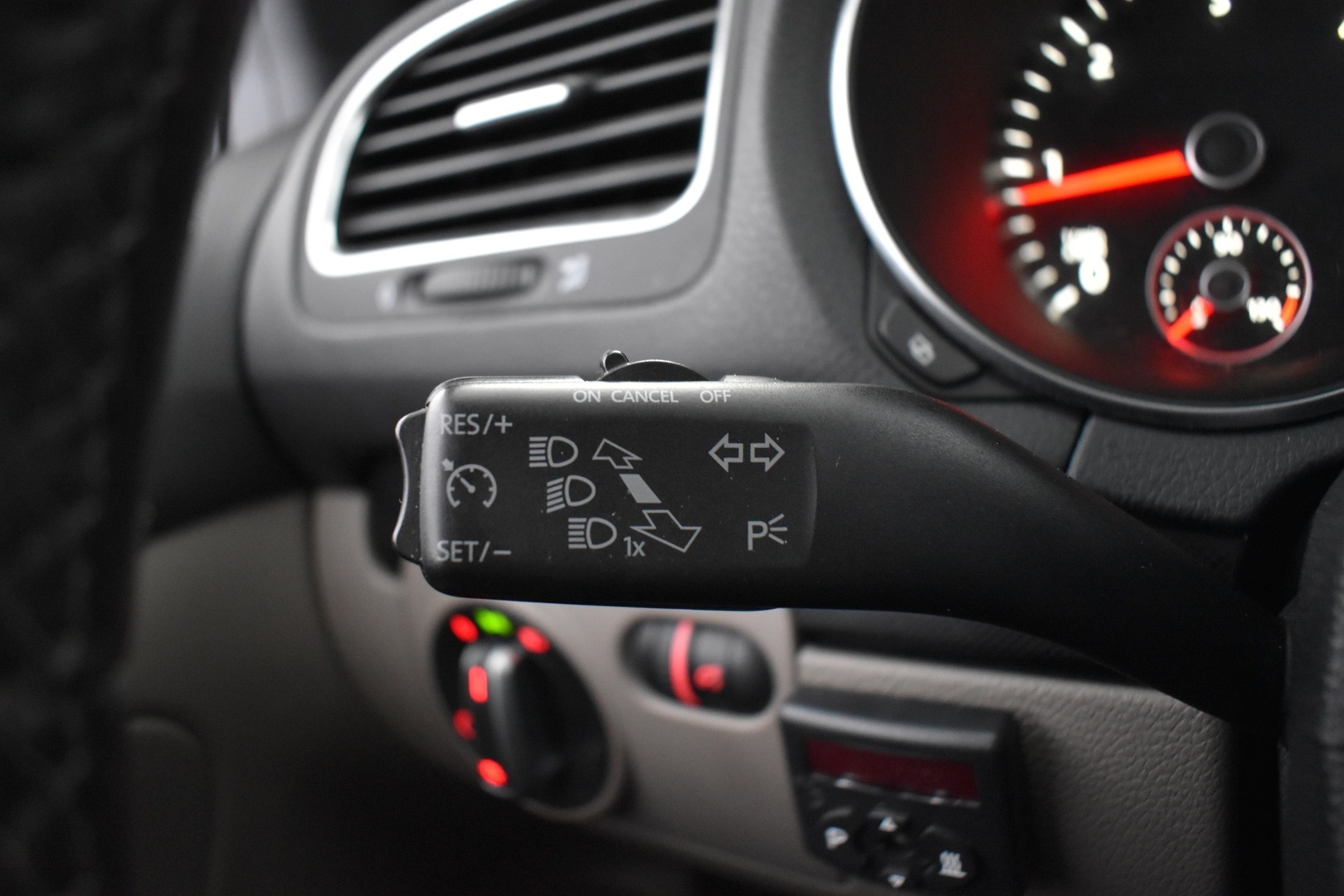 VOLKSWAGEN Golf 2012