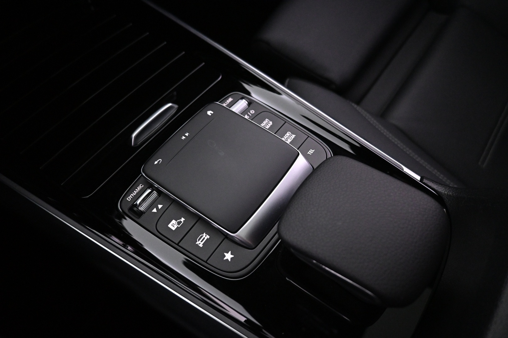 MERCEDES-BENZ EQA 2021
