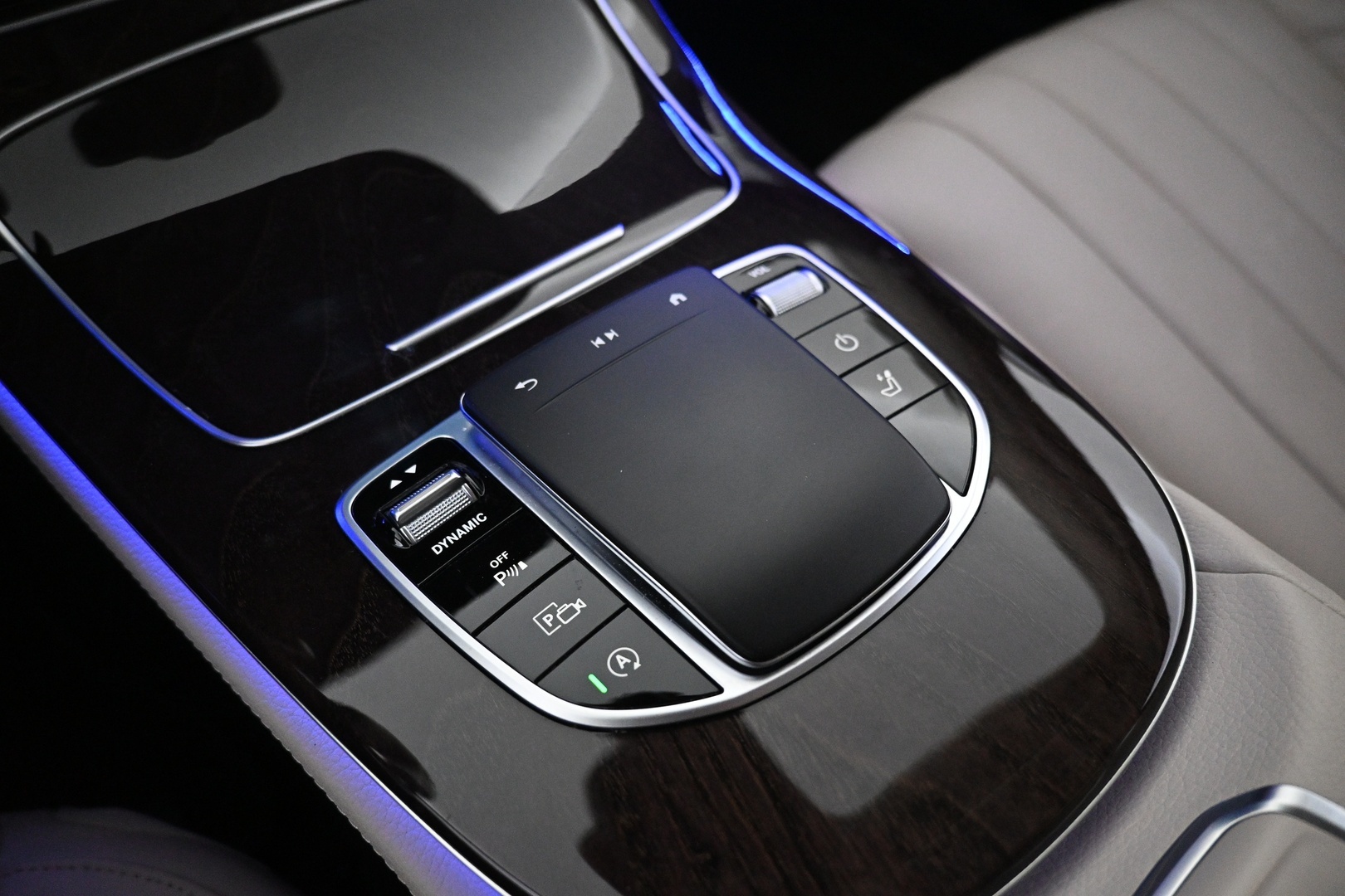 MERCEDES-BENZ E 2022