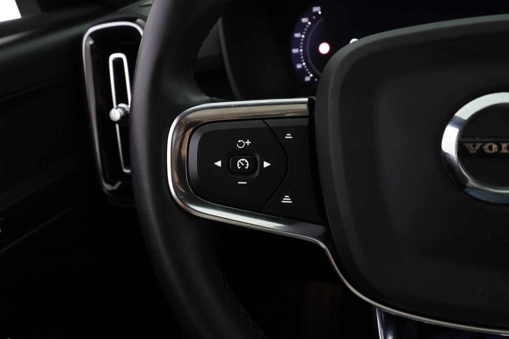 VOLVO XC40 2023
