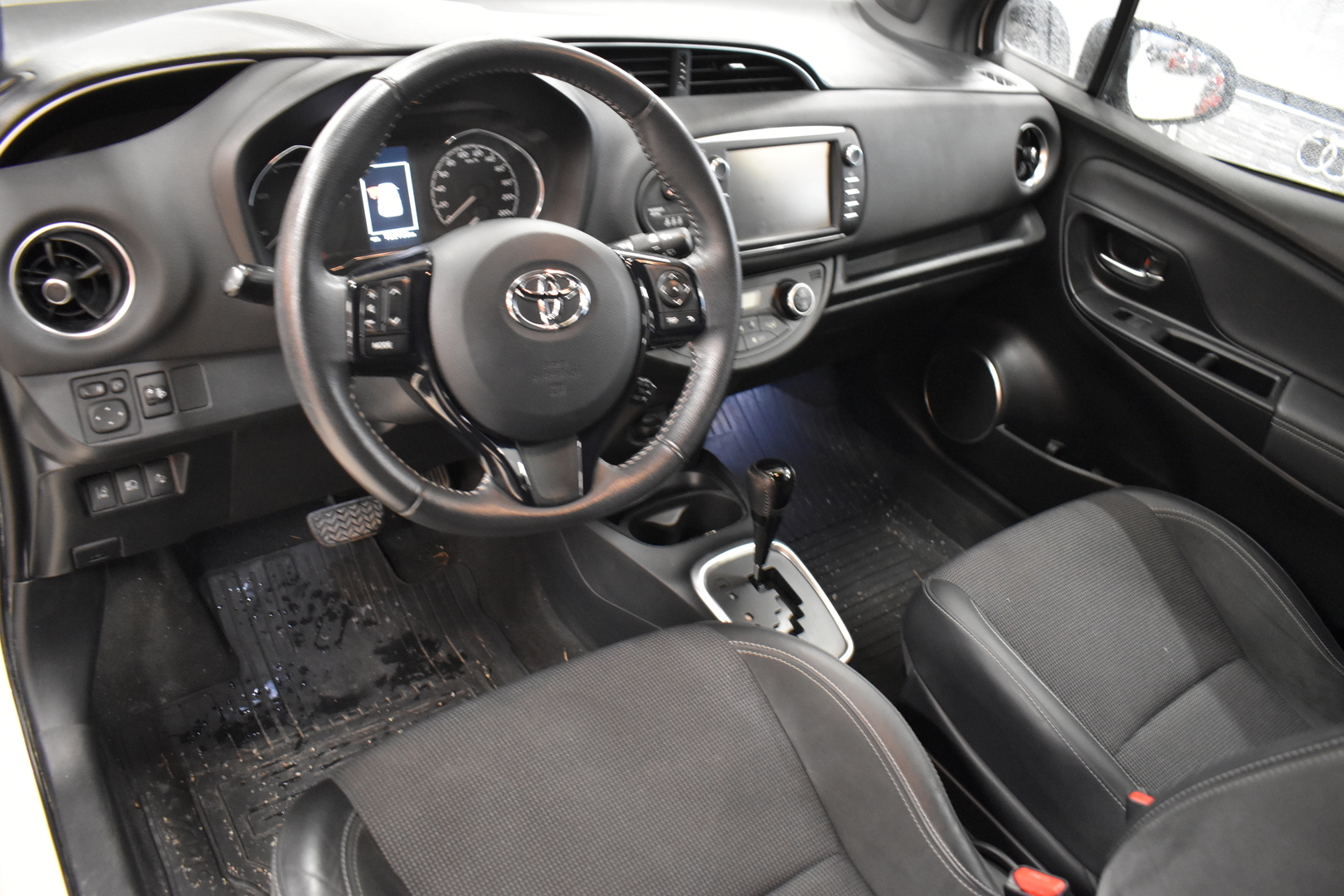 TOYOTA Yaris 2017