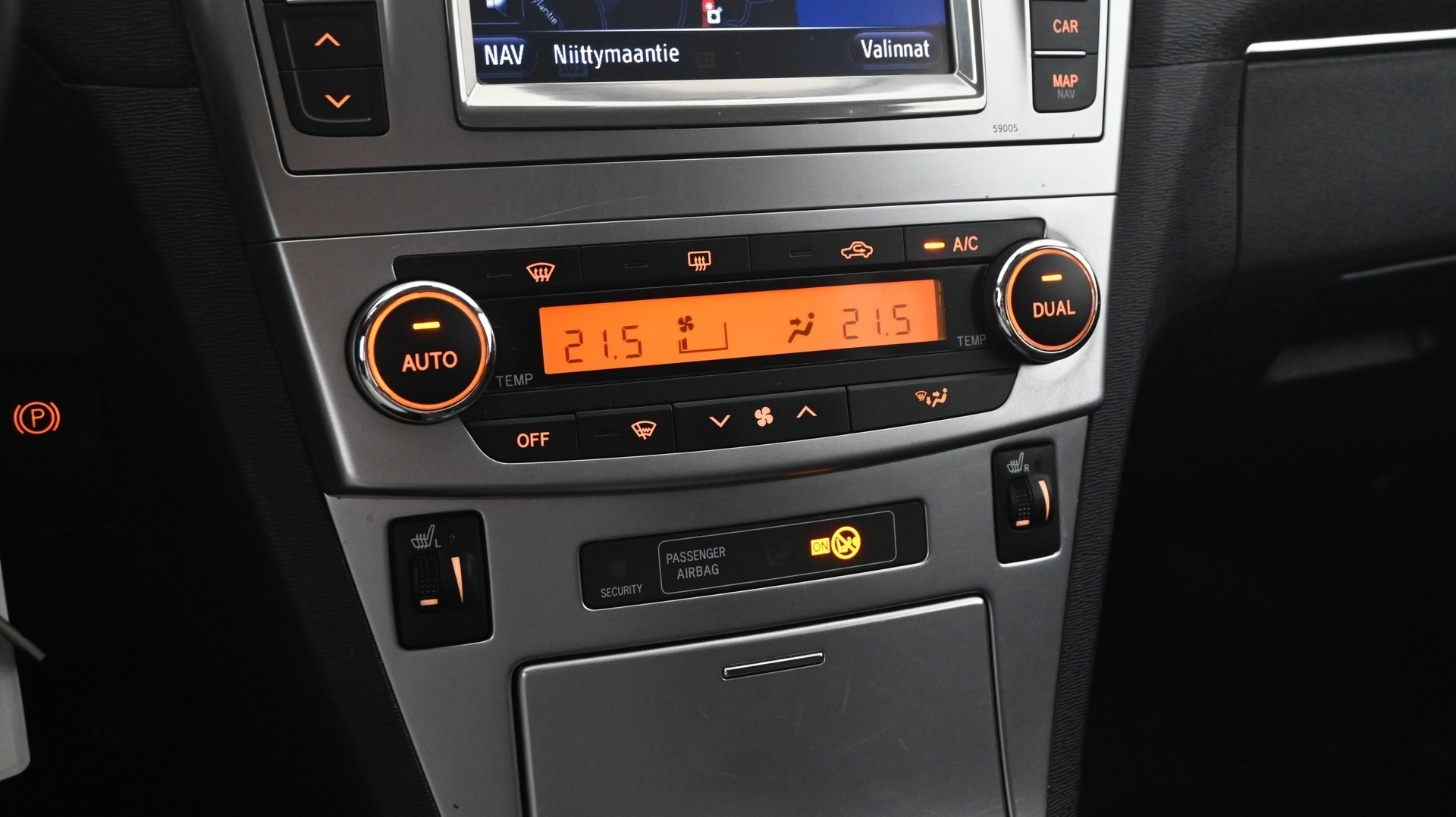 TOYOTA Avensis 2013