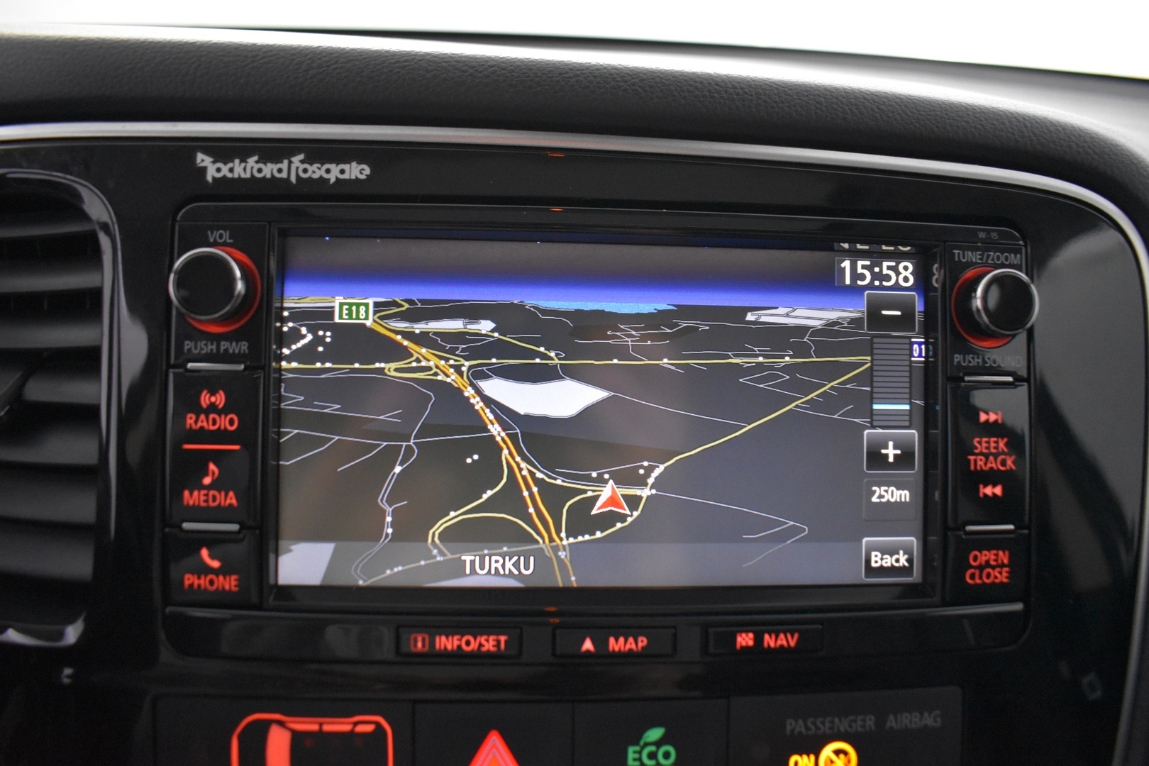 MITSUBISHI Outlander PHEV 2016