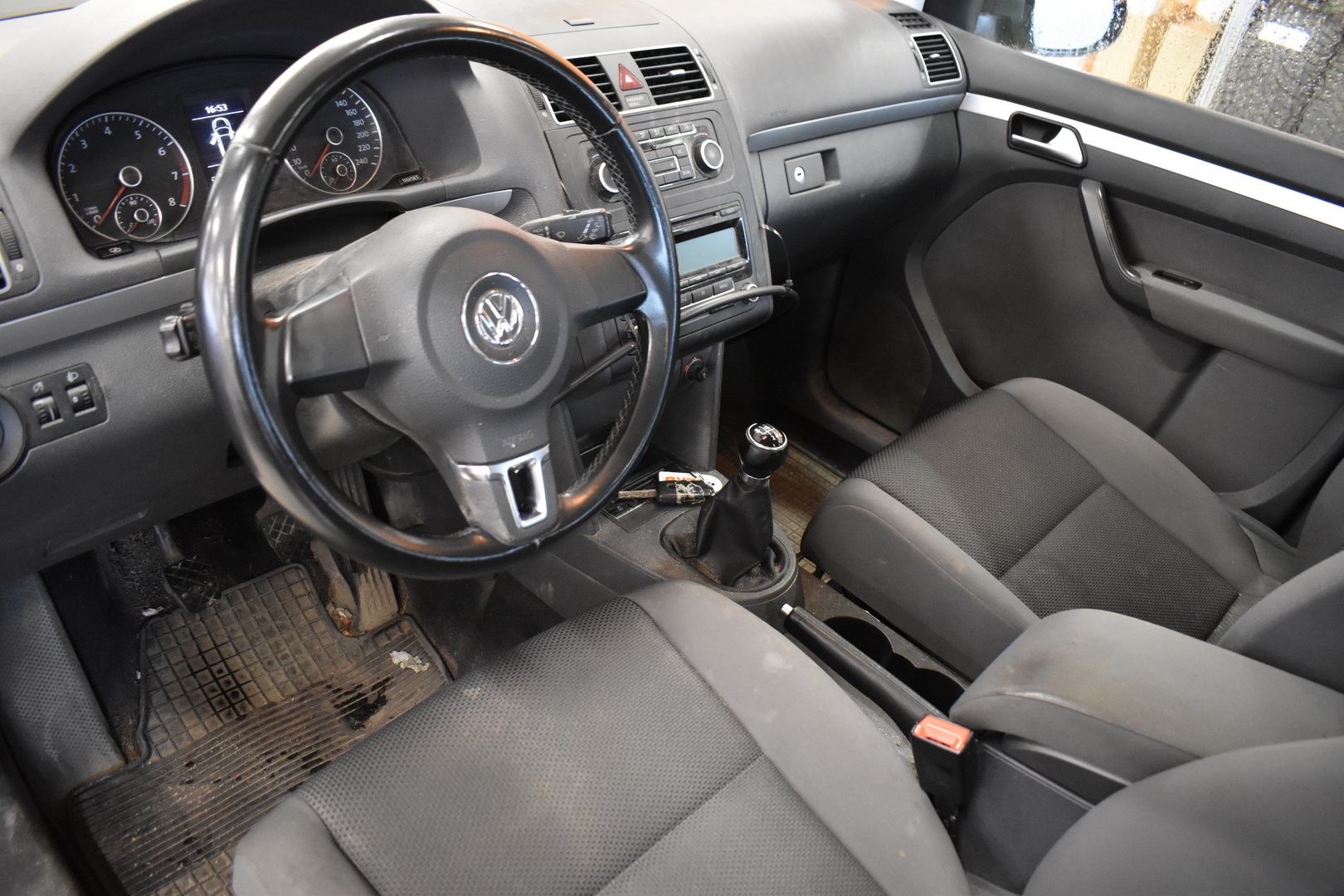 VOLKSWAGEN Touran 2011