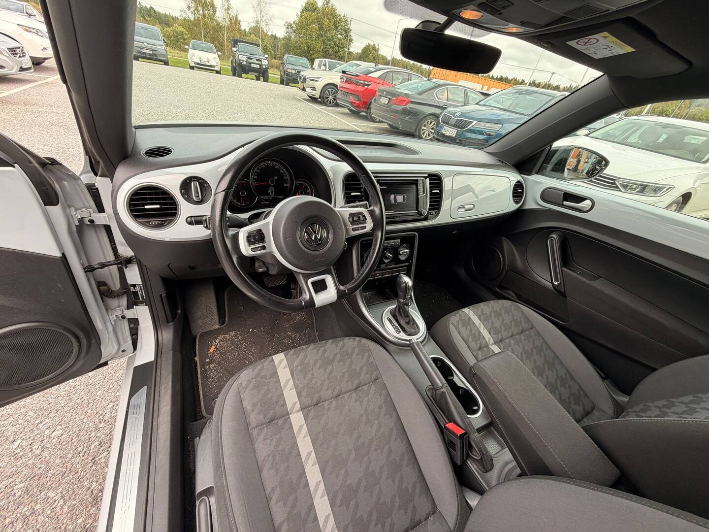 VOLKSWAGEN Beetle 2017