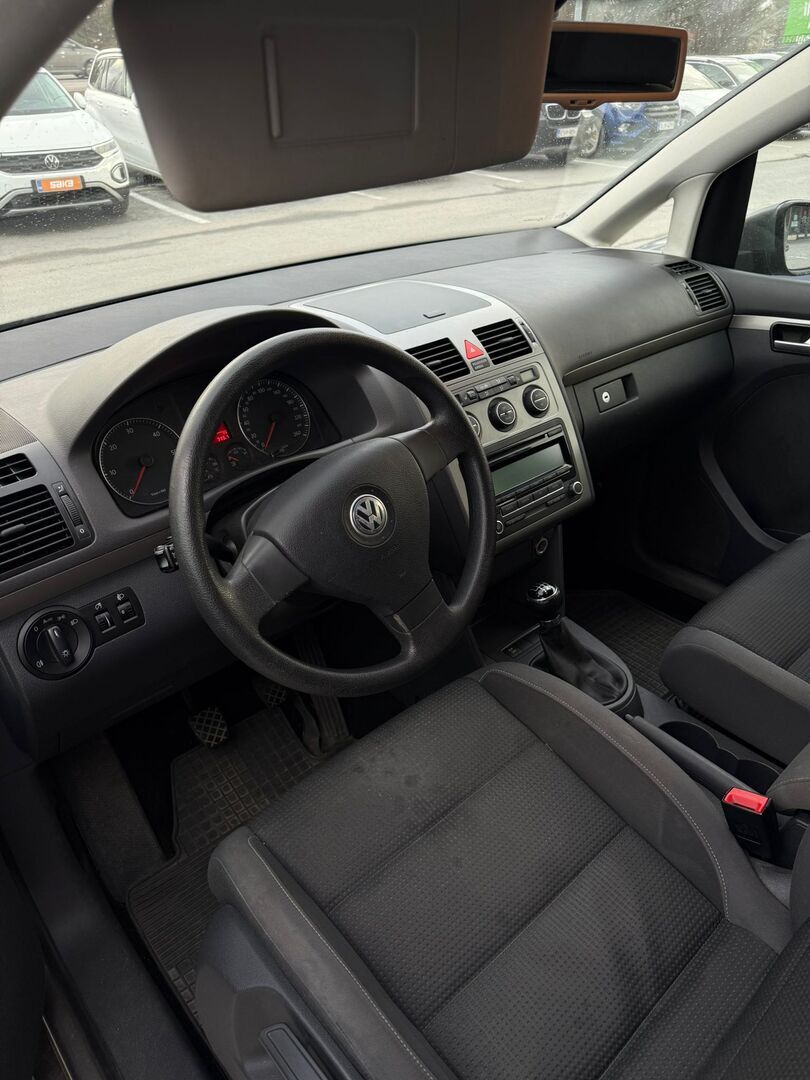VOLKSWAGEN Touran 2010