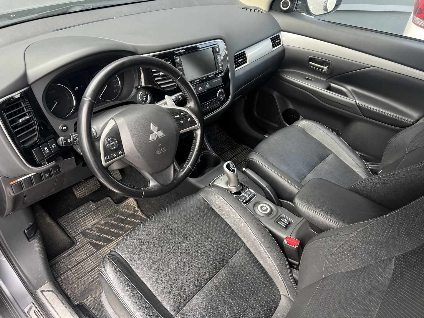 MITSUBISHI Outlander PHEV 2014