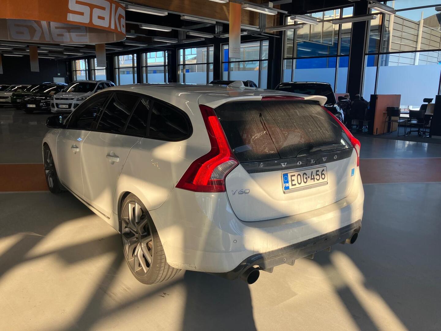 VOLVO V60 2016
