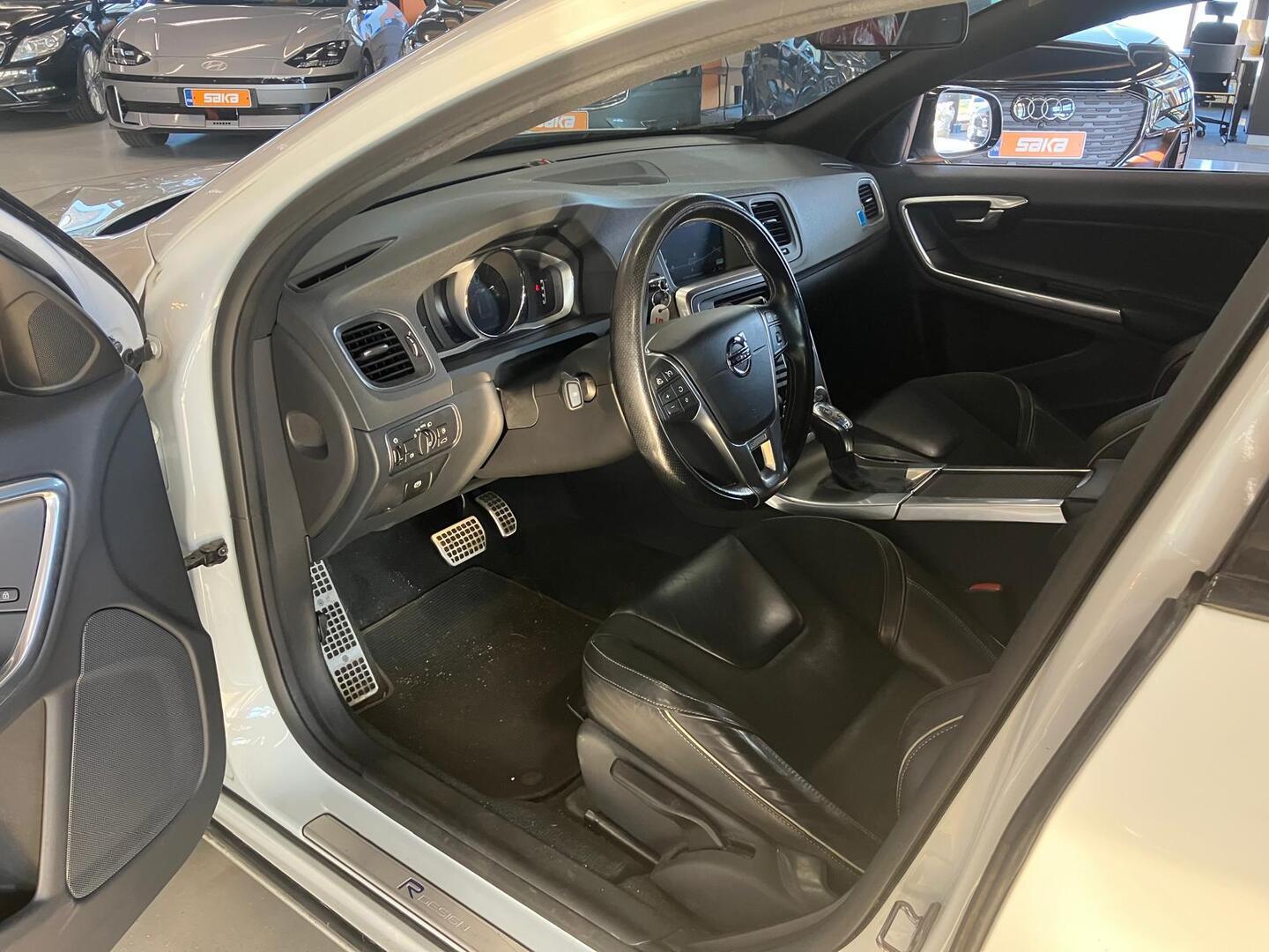 VOLVO V60 2016