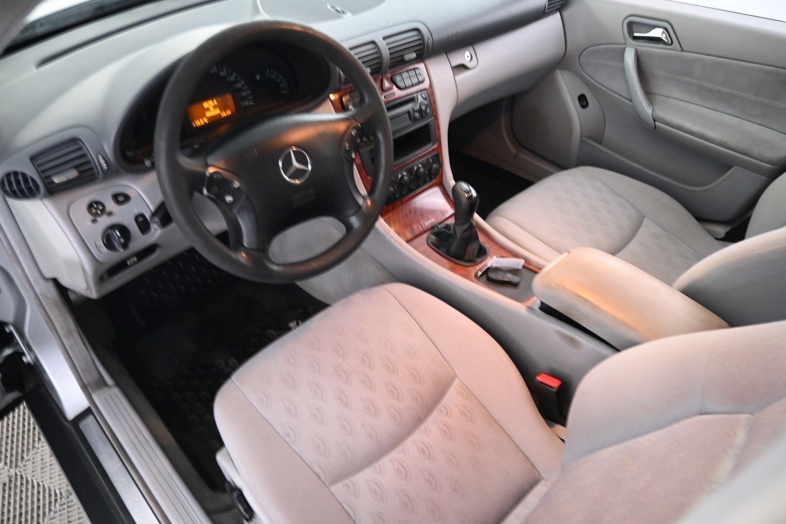 MERCEDES-BENZ C 2004