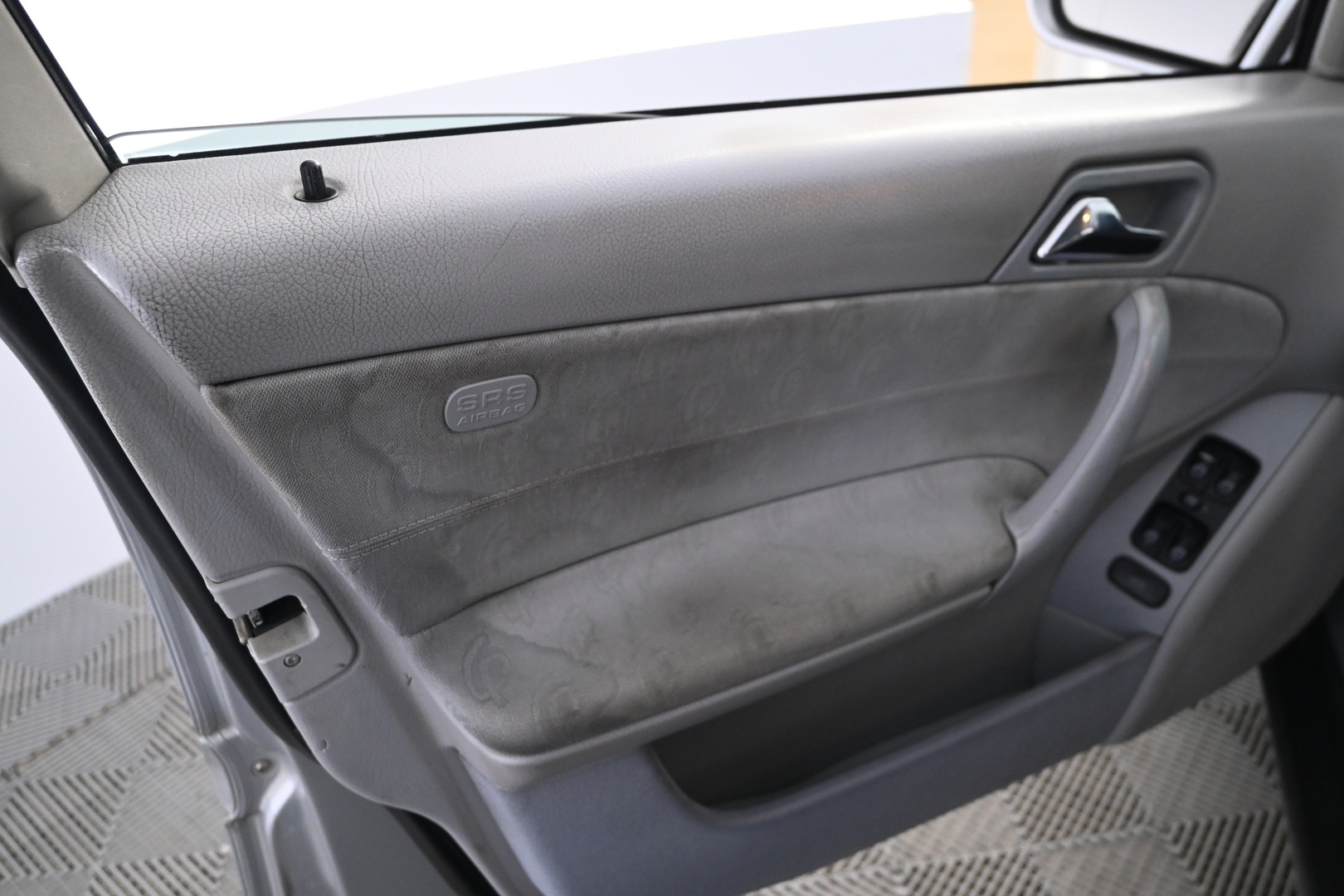 MERCEDES-BENZ C 2004