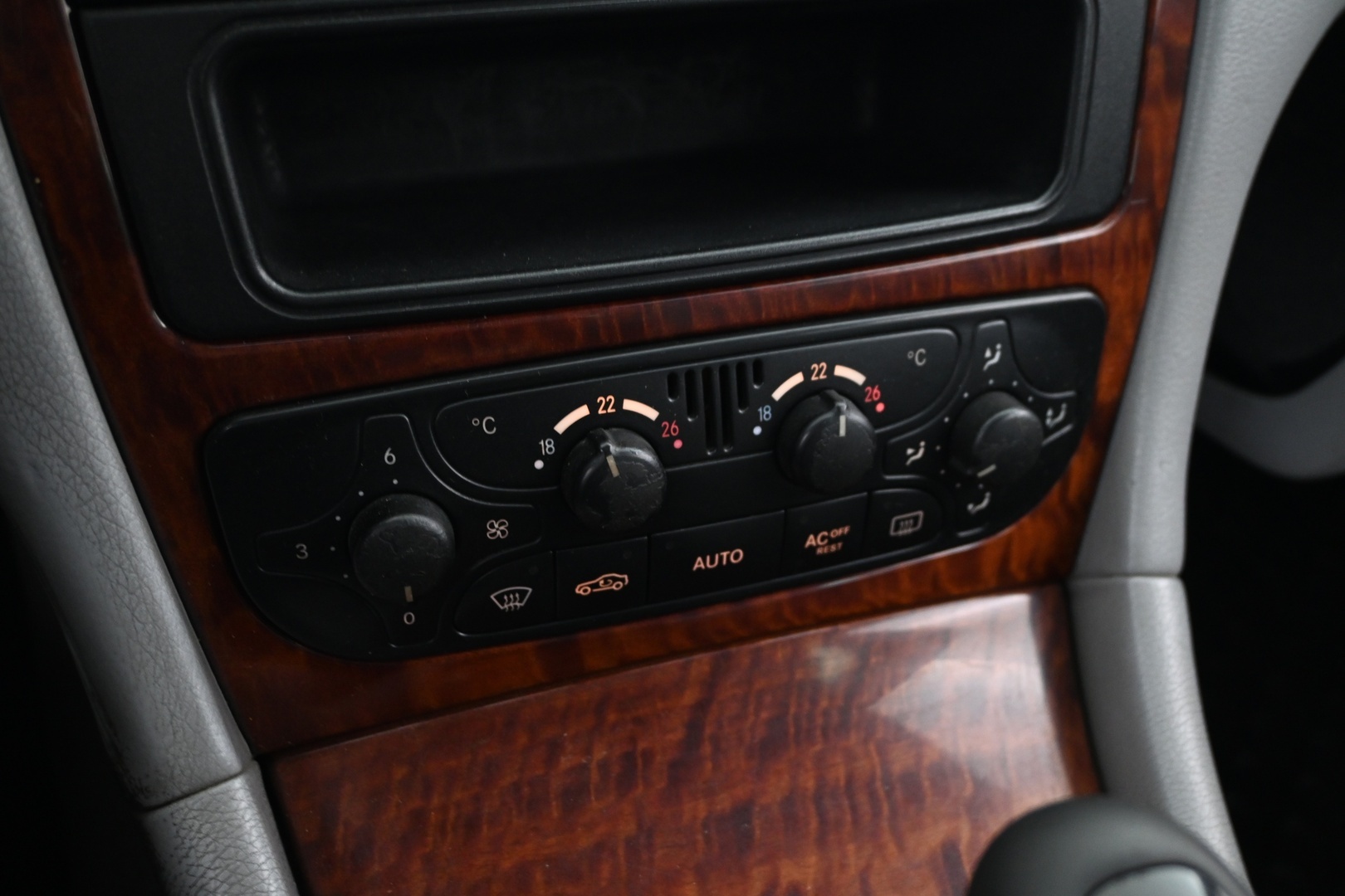 MERCEDES-BENZ C 2004