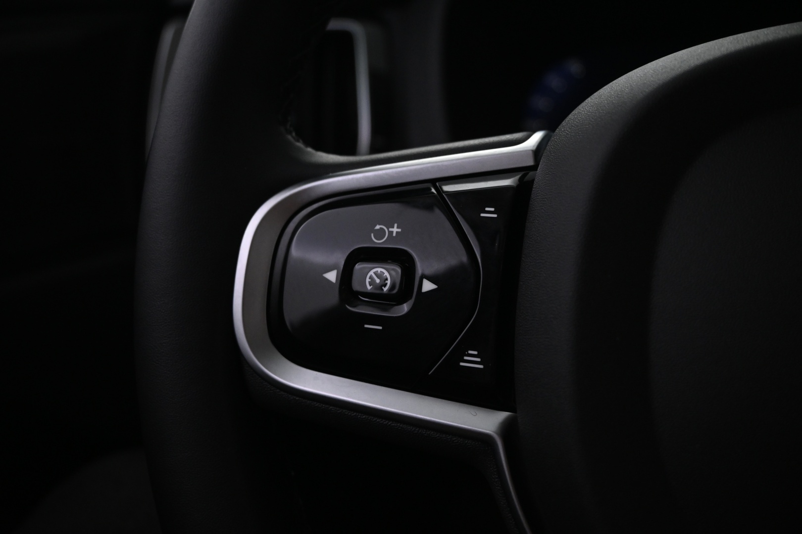 VOLVO XC60 2025