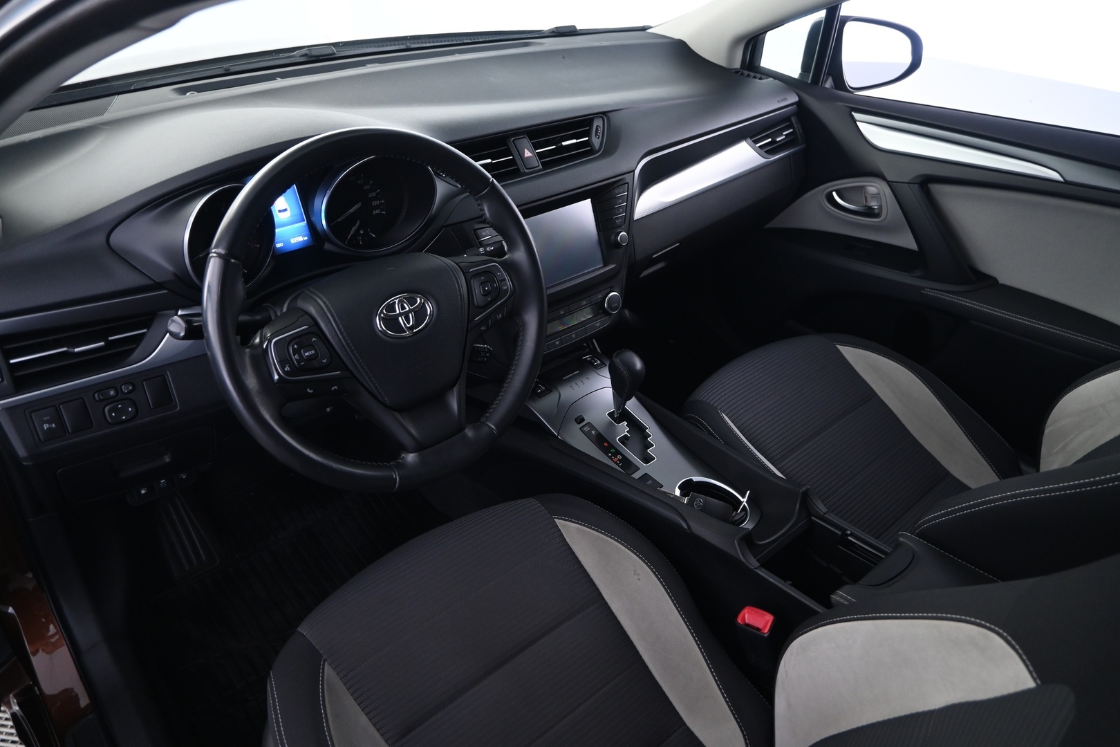 TOYOTA Avensis 2016