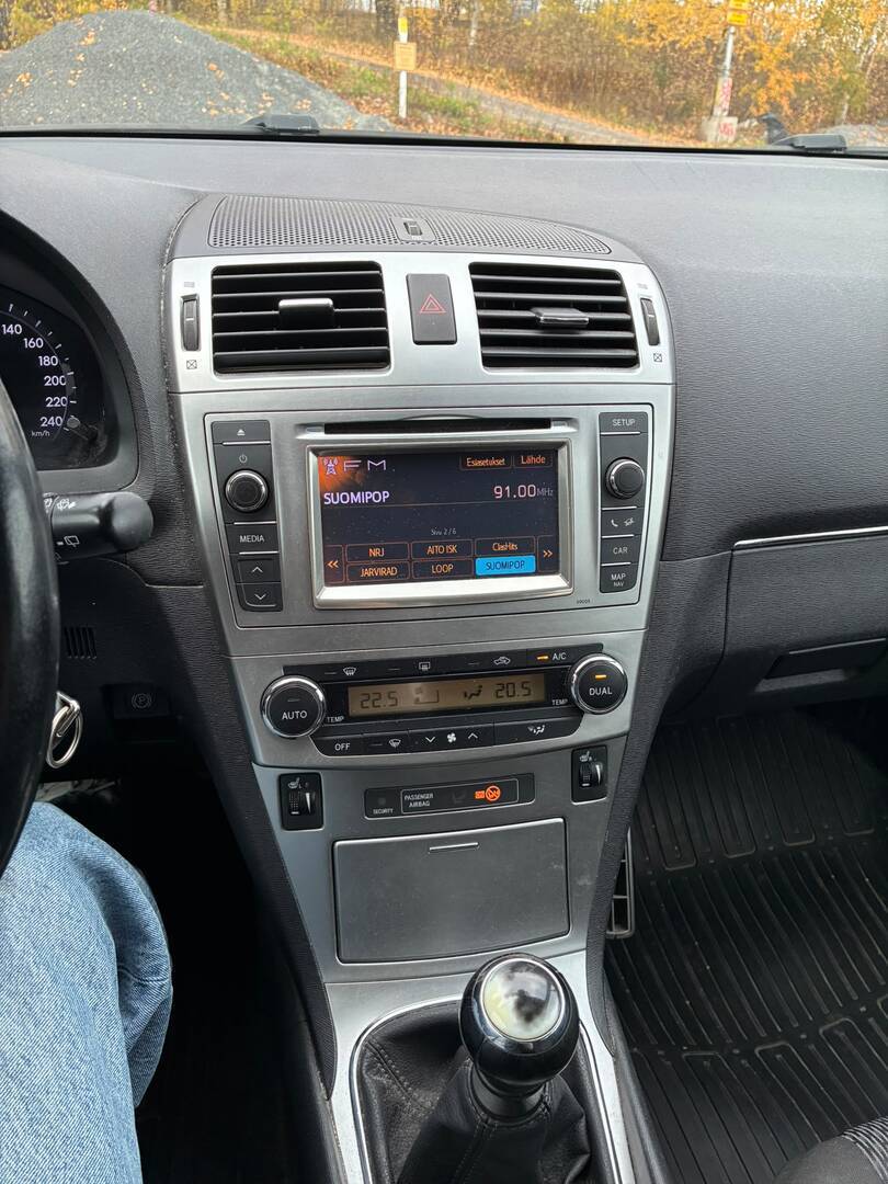 TOYOTA Avensis 2012