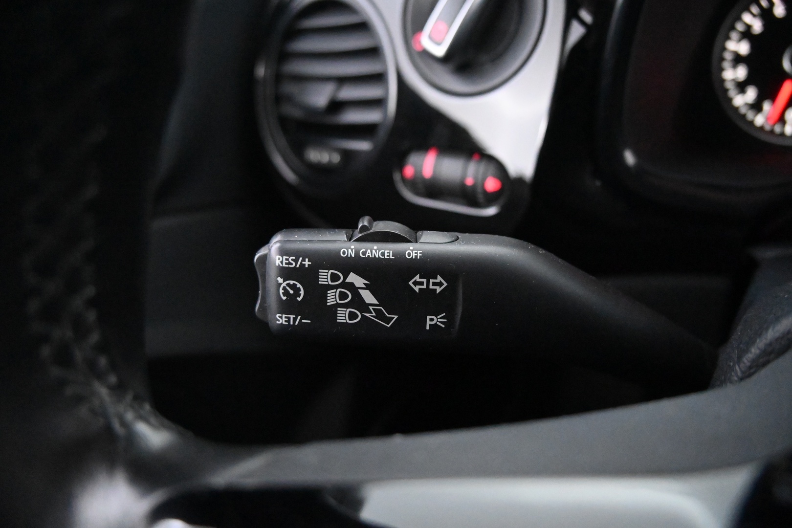 VOLKSWAGEN Beetle 2012