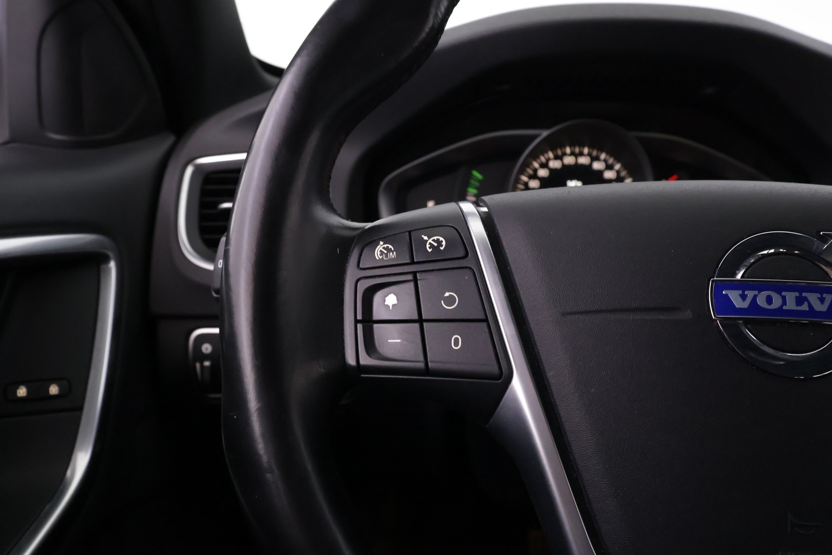 VOLVO V60 2015