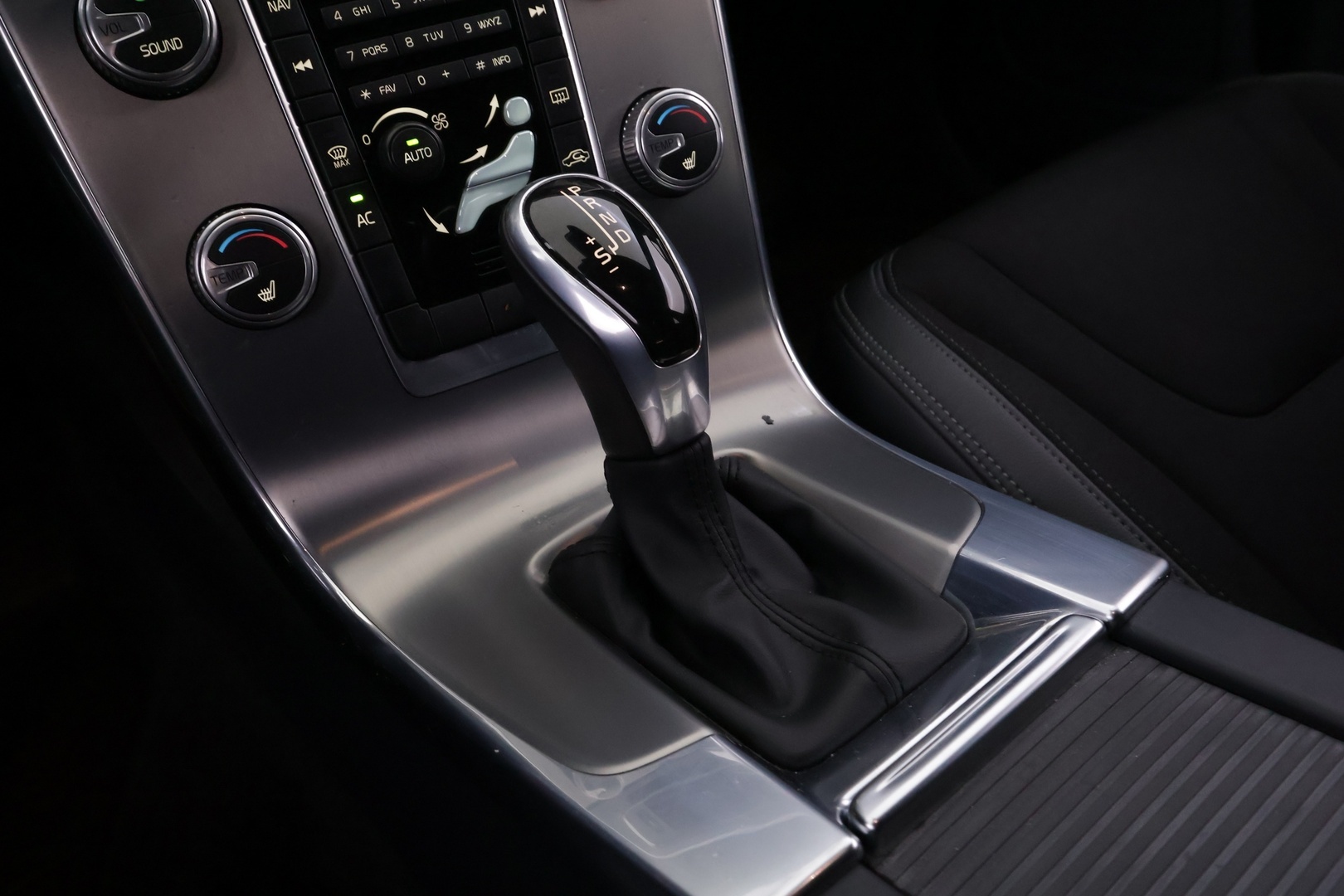 VOLVO V60 2015