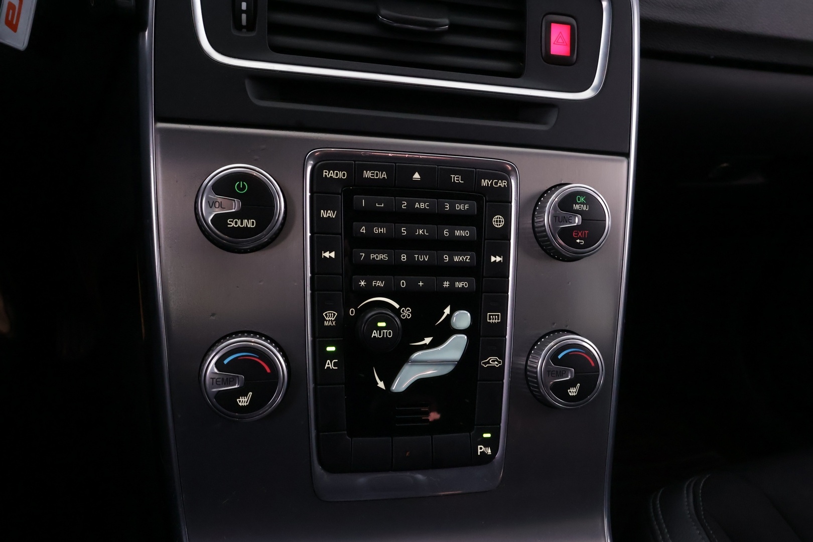 VOLVO V60 2015
