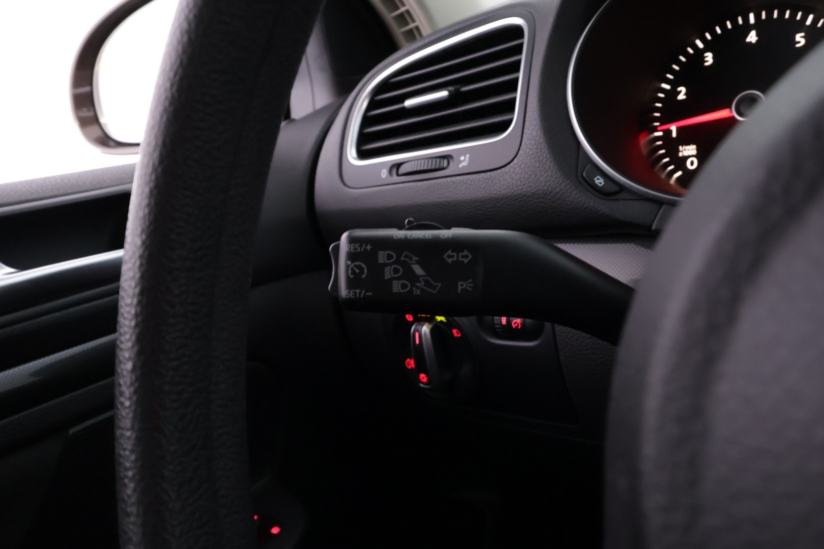 VOLKSWAGEN Golf 2012