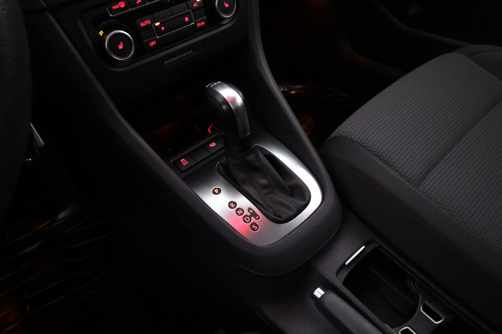 VOLKSWAGEN Golf 2012