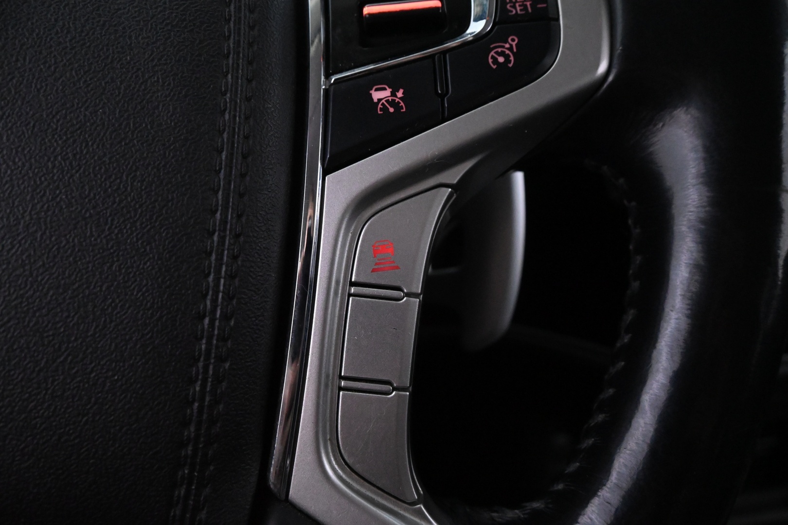 MITSUBISHI Outlander PHEV 2016