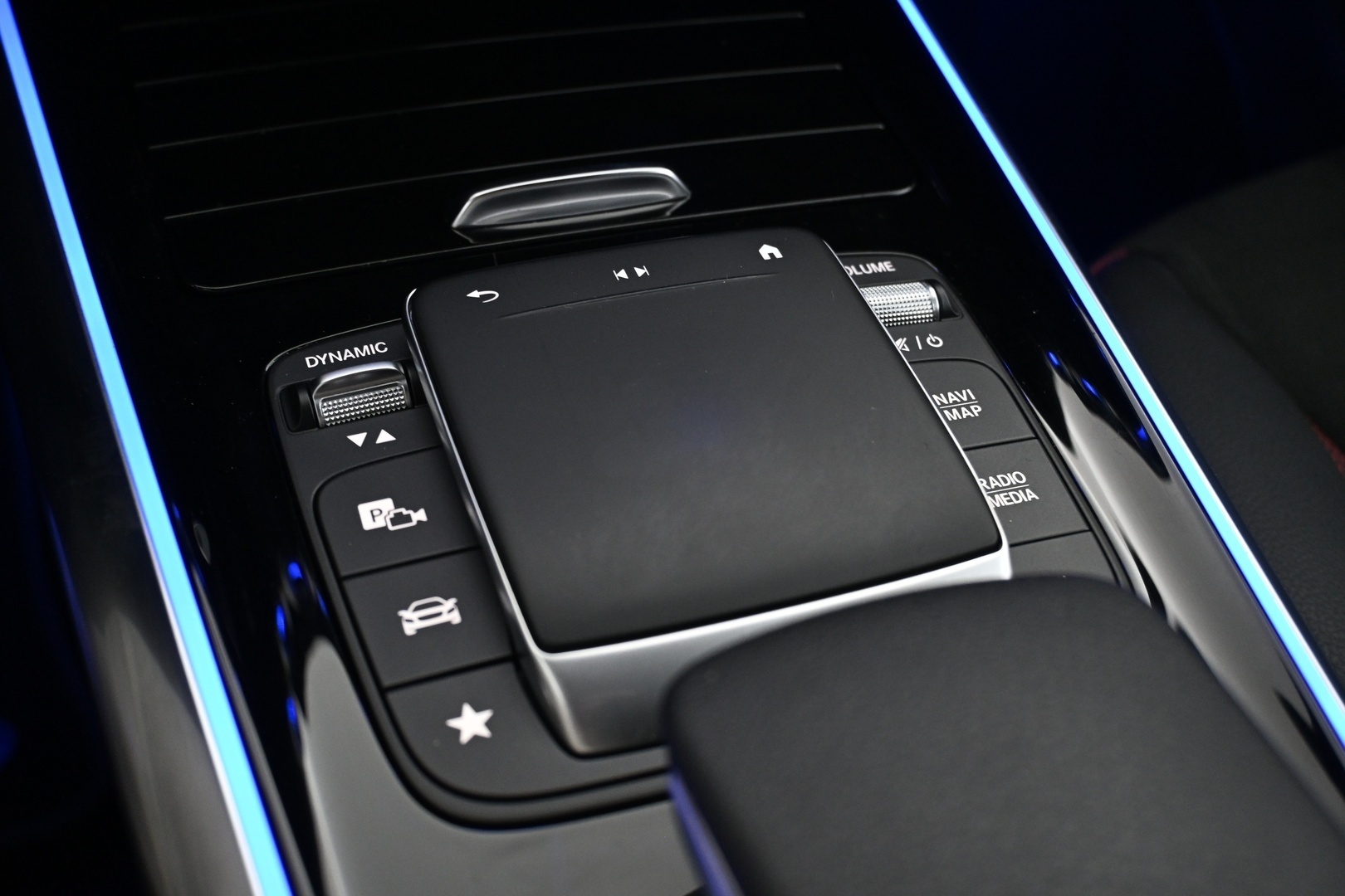 MERCEDES-BENZ EQA 2022